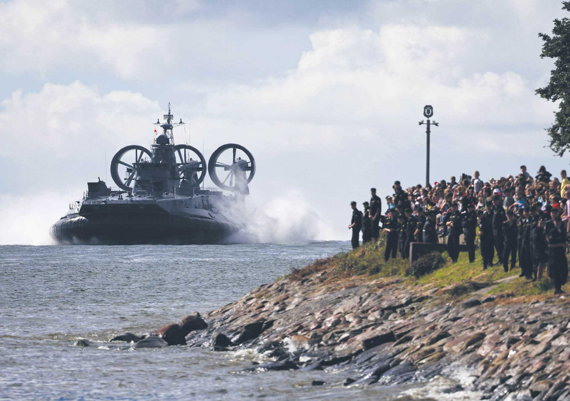 Okręt klasy Zubr podczas ćwiczeń w okolicach Bałtyjska