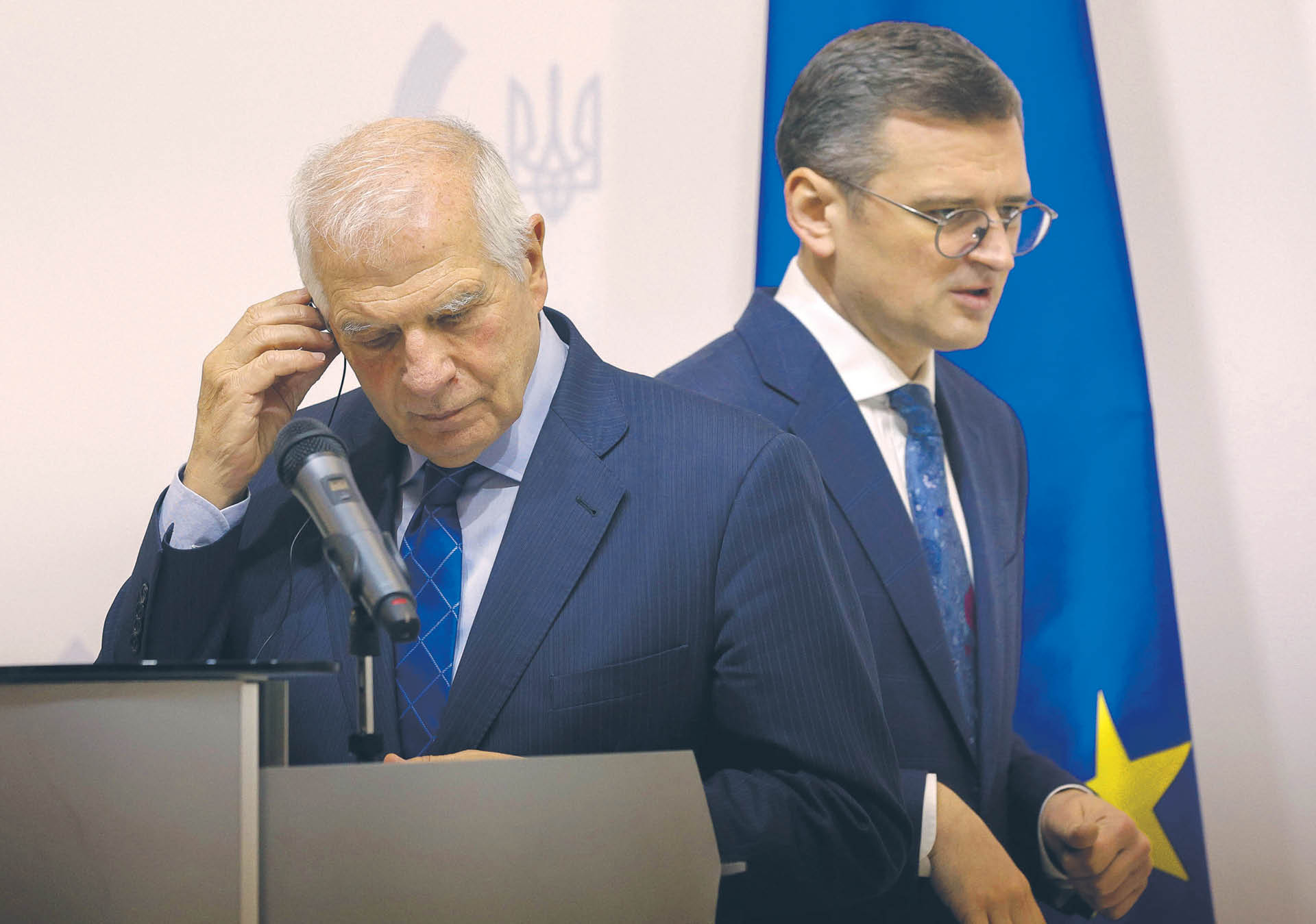 Szef unijnej dyplomacji Josep Borrell ze swoim ukraińskim odpowiednikiem Dmytrem Kułebą podczas lutowej wizyty w Kijowie