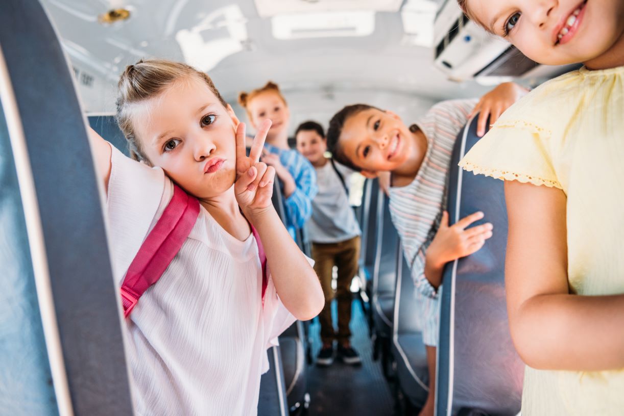 wycieczka szkolna dzieci autokar szkoła