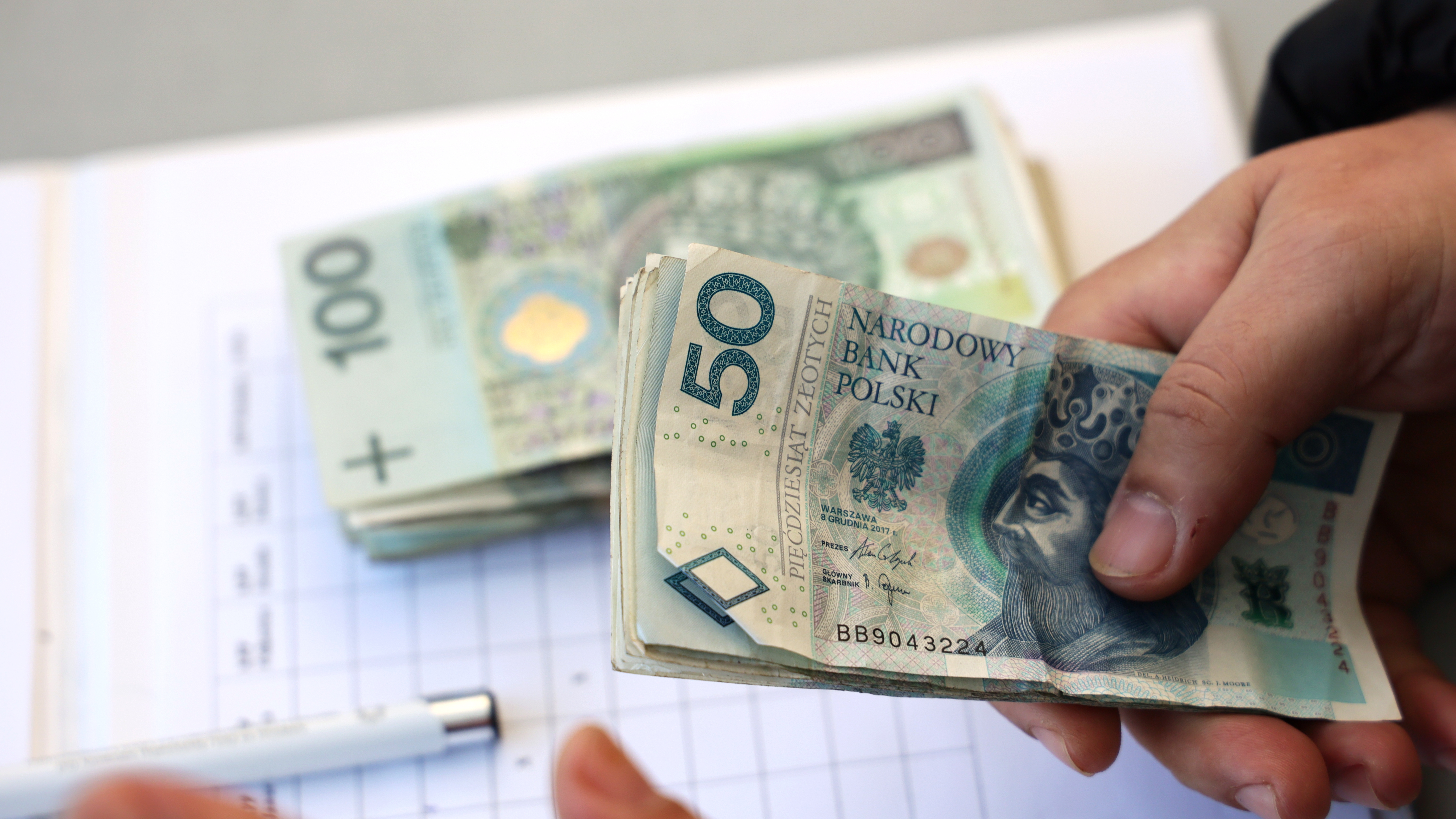 Życie od wypłaty do wypłaty, mimo rekordowego zatrudnienia. Nowy raport ujawnia nierówności