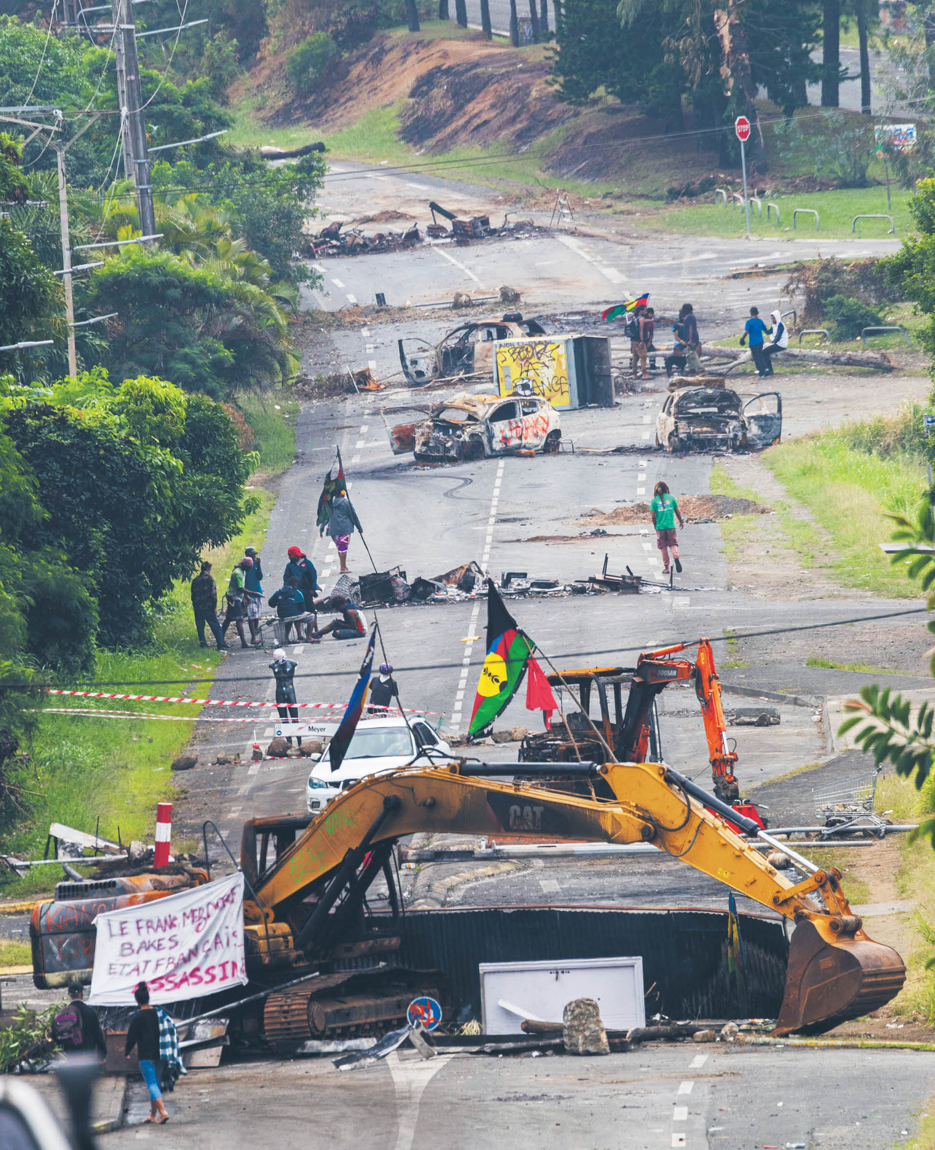 Blokada na drodze niedaleko Numei w czasie wizyty prezydenta Macrona na Nowej Kaledonii. 22 maja 2024 r.