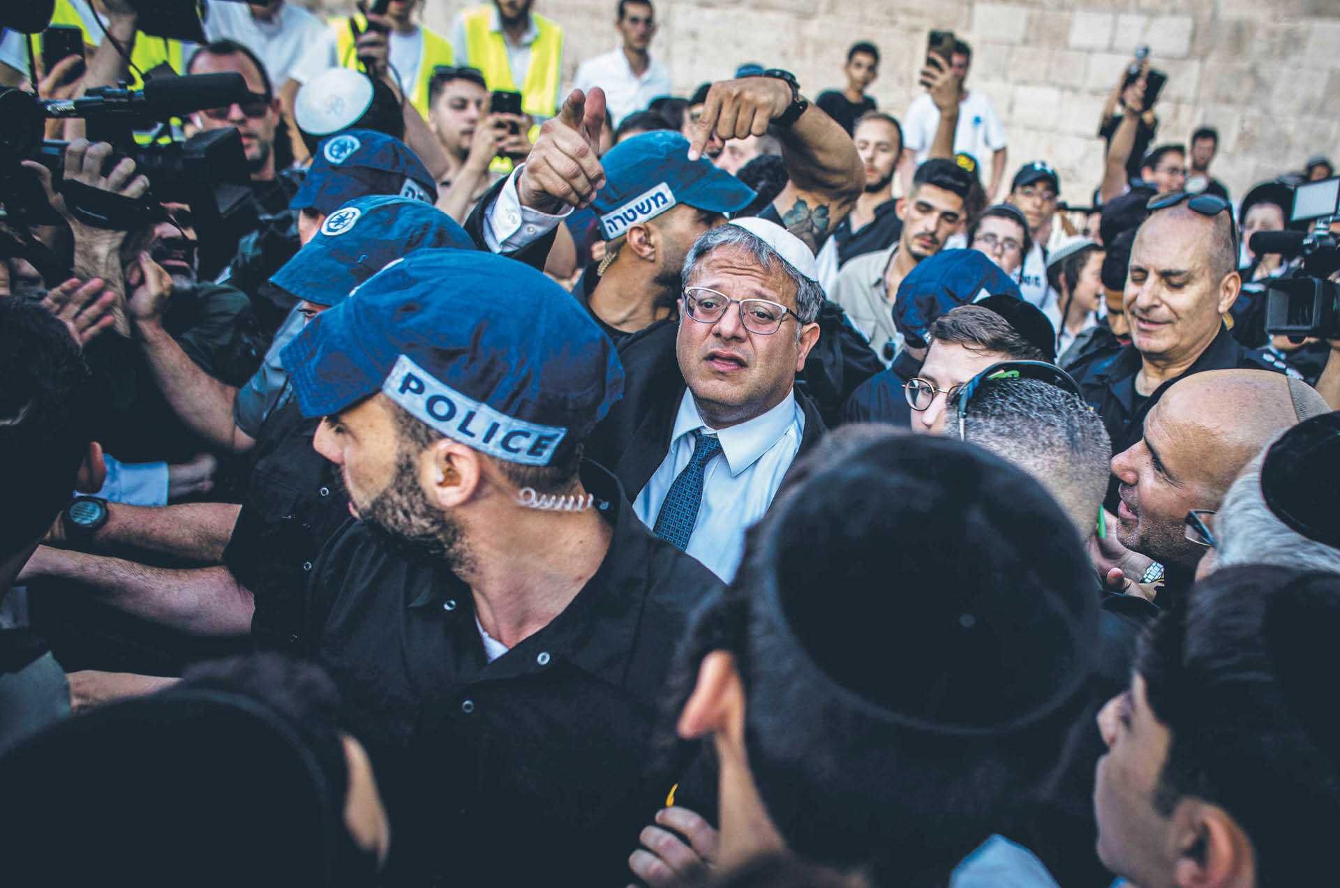Minister bezpieczeństwa narodowego Itamar Ben-Gewir przed bramą Damasceńską w Jerozolimie