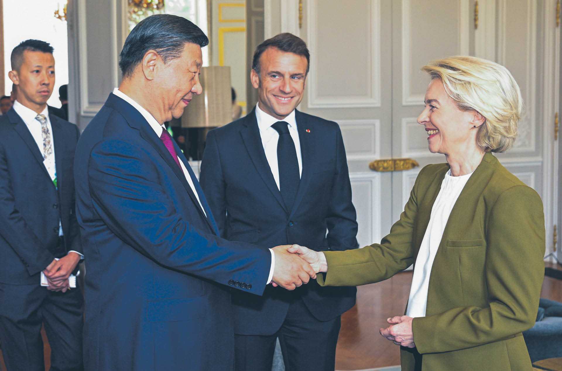 W maju chiński przewodniczący Xi Jinping spotkał się w Paryżu z prezydentem Francji Emmanuelem Macronem i przewodniczącą Komisji Europejskiej Ursulą von der Leyen