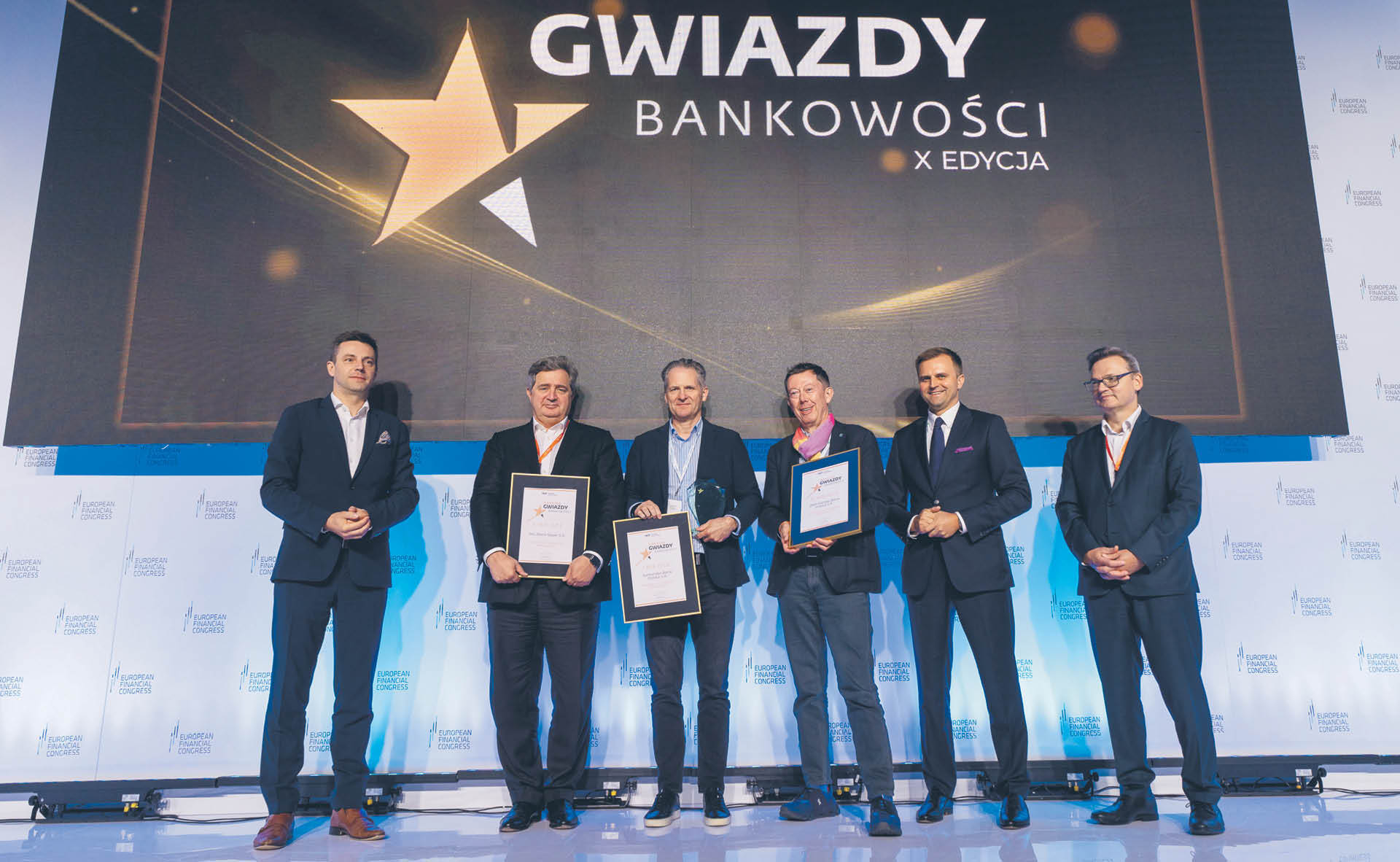 Prezentacja finałowego rozstrzygnięcia konkursu „Gwiazdy Bankowości”. Od lewej Adrian Kurowski, dyrektor Visy w Polsce, Brunon Bartkiewicz, prezes ING Banku Śląskiego, Michał Gajewski, szef Santander Bank Polska, i Przemysław Gdański, kierujący BNP Paribas Bank Polska, oraz członkowie kapituły konkursu Przemysław Paprotny, partner w PwC, i Krzysztof Jedlak, redaktor naczelny DGP