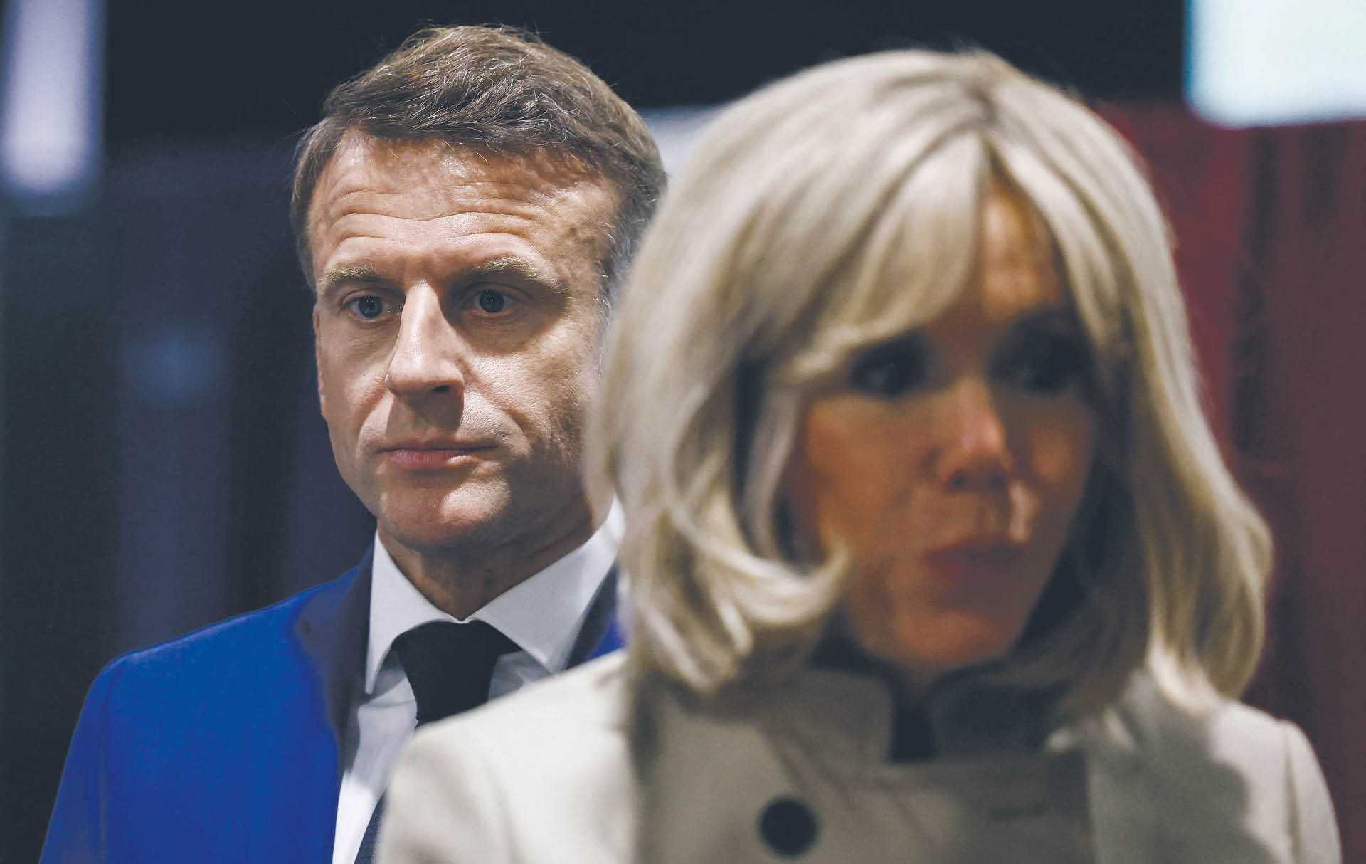 To kolejna po eurowyborach klęska Macrona; na zdjęciu z żoną