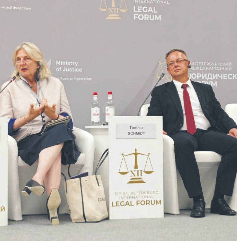 Tomasz Szmydt i Karin Knelssl podczas Forum Prawa w Petersburgu