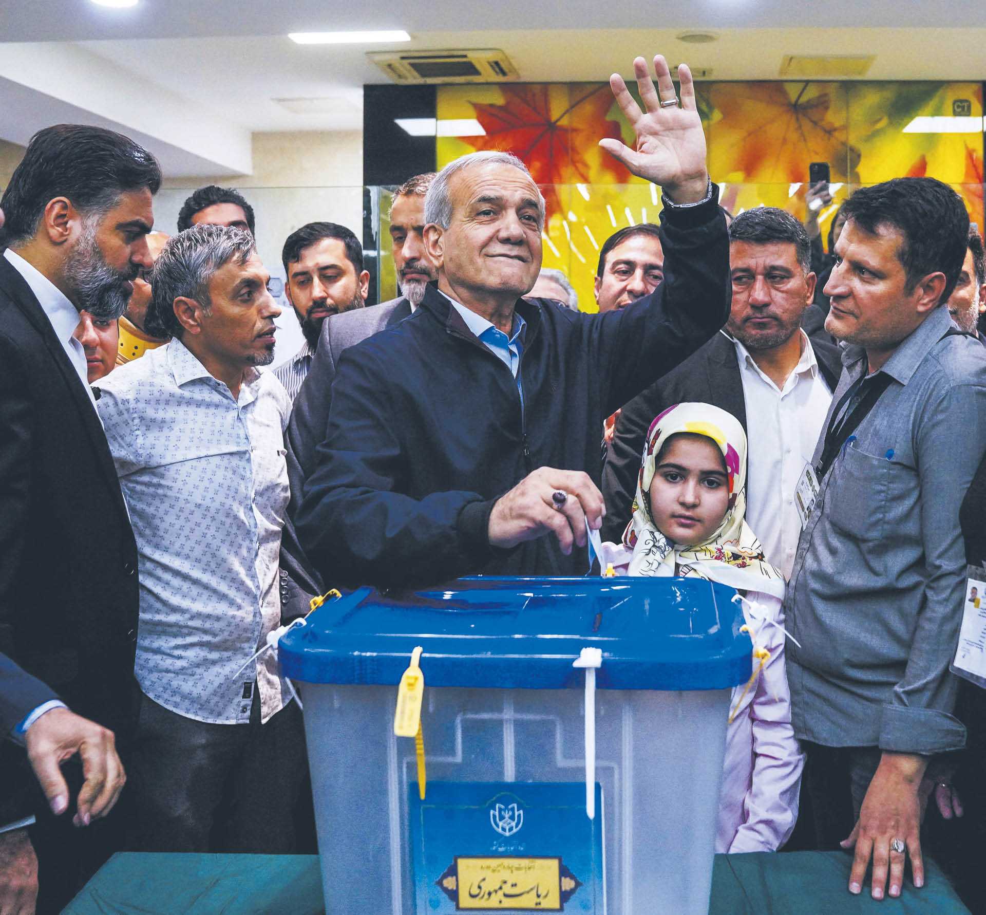 Masud Pezeszkjan podczas głosowania w Teheranie