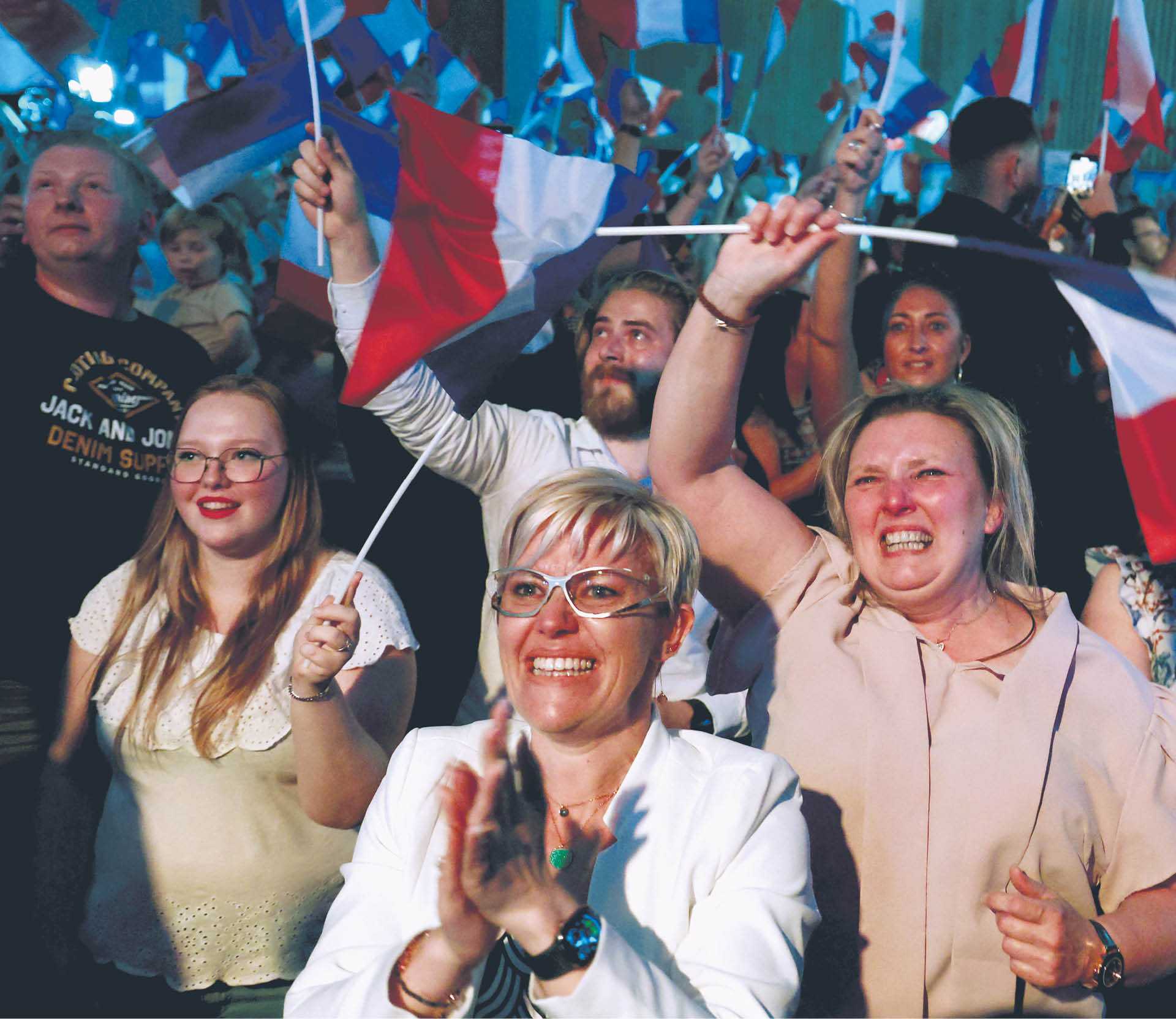 Radość zwolenników Marine Le Pen w Hénin-Beaumont po ogłoszeniu wstępnych wyników I tury