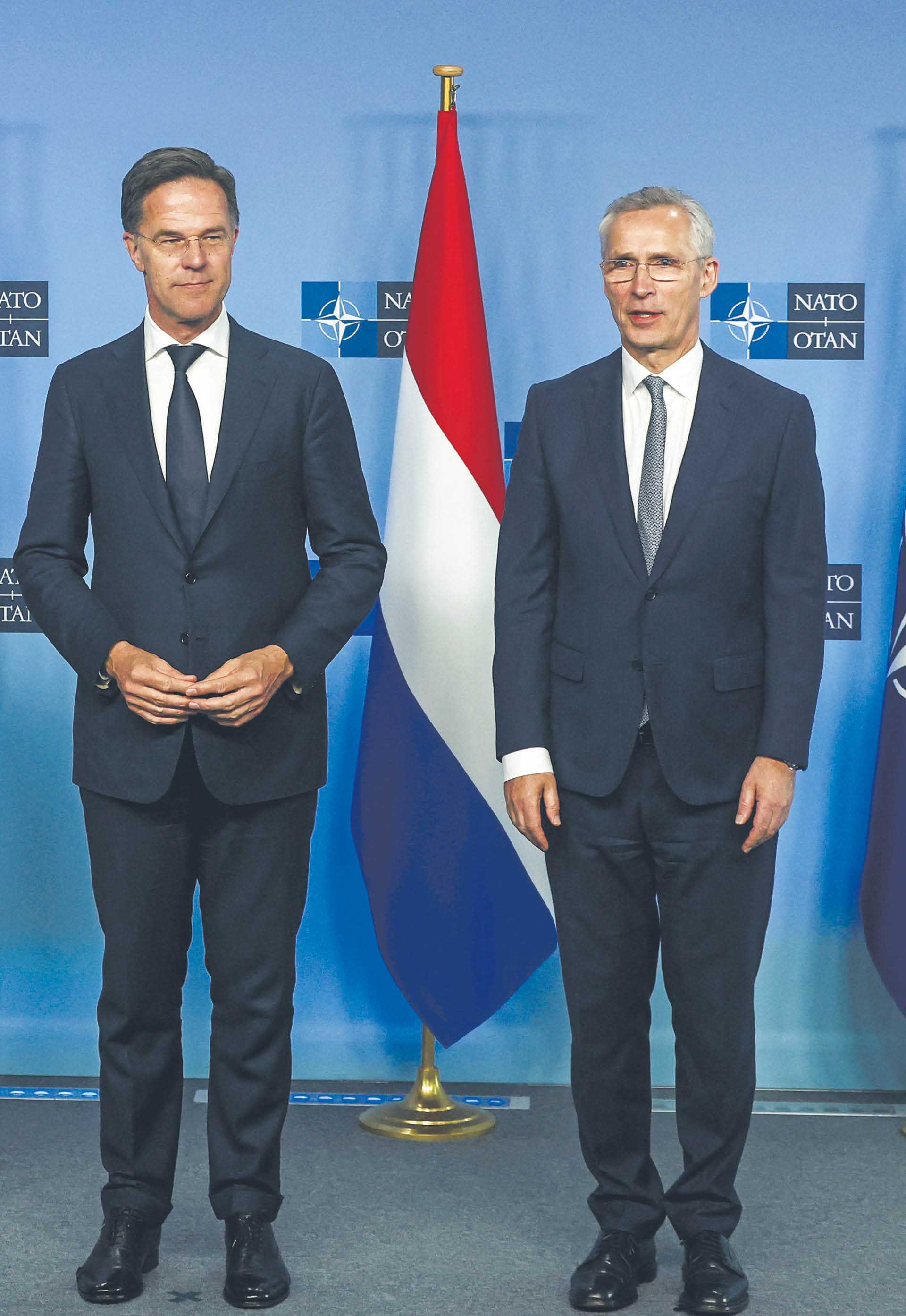 Nowy i ustępujący sekretarz generalny NATO Mark Rutte (po lewej) i Jens Stoltenberg