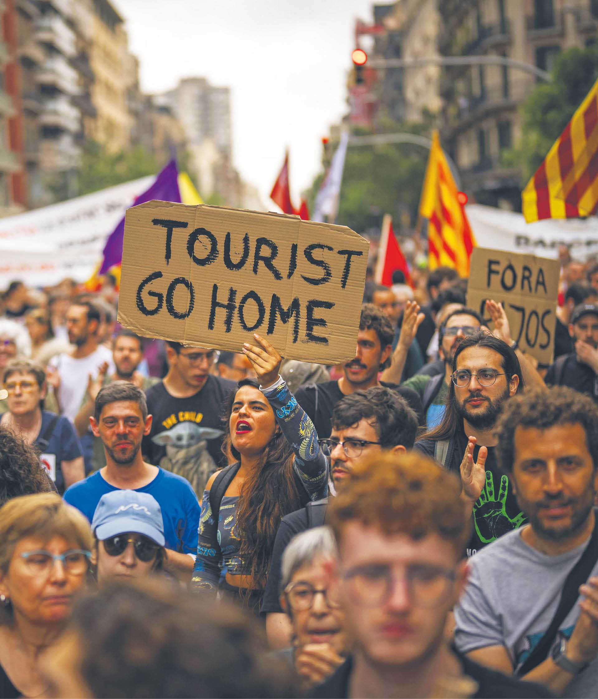 „Turyści do domu”. Mieszkańcy Barcelony domagają się ograniczenia liczby zwiedzających. 18 lipca 2024 r.