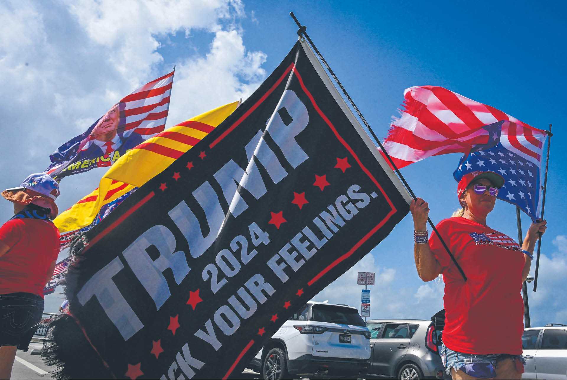 Zwolennicy Donalda Trumpa przed jego rezydencją w Mar-a-Lago. 14 lipca 2024 r.