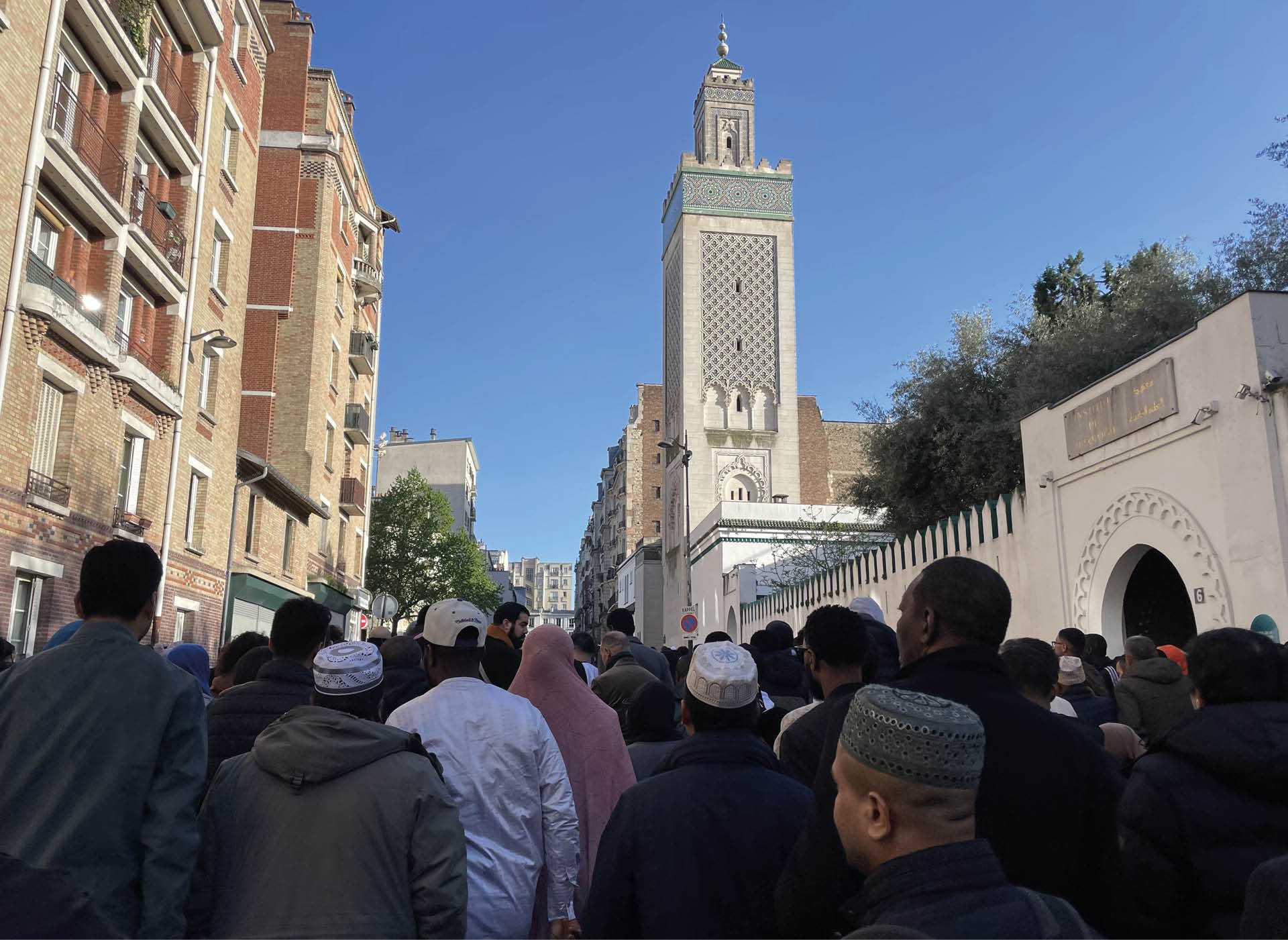 Muzułmanie idący na modlitwę do paryskiego meczetu. 10 kwietnia 2024 r.