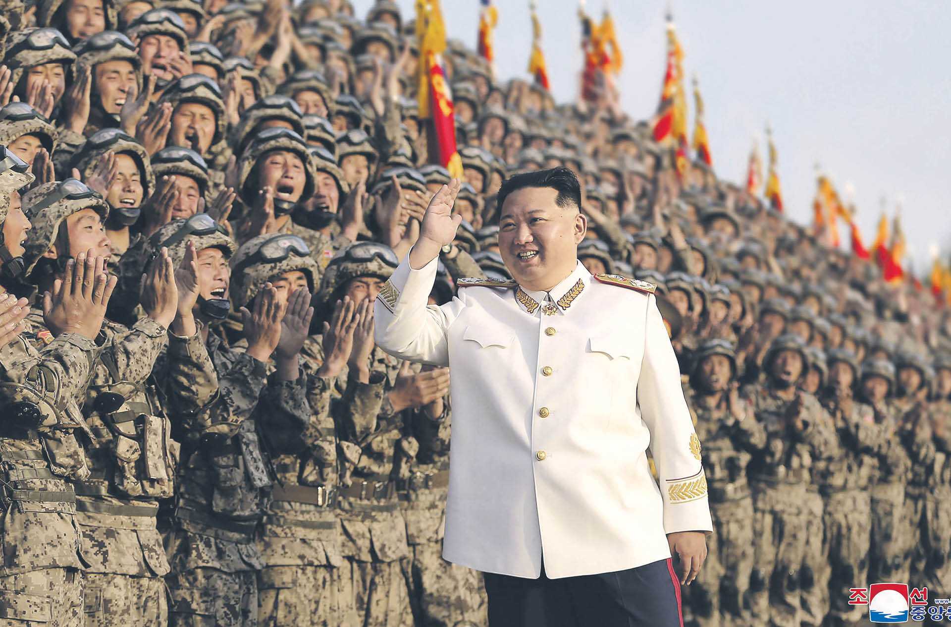 Przywódca KRLD Kim Dzong Un w otoczeniu wiernego wojska. Pjongjang, 27 kwietnia 2022 r.
