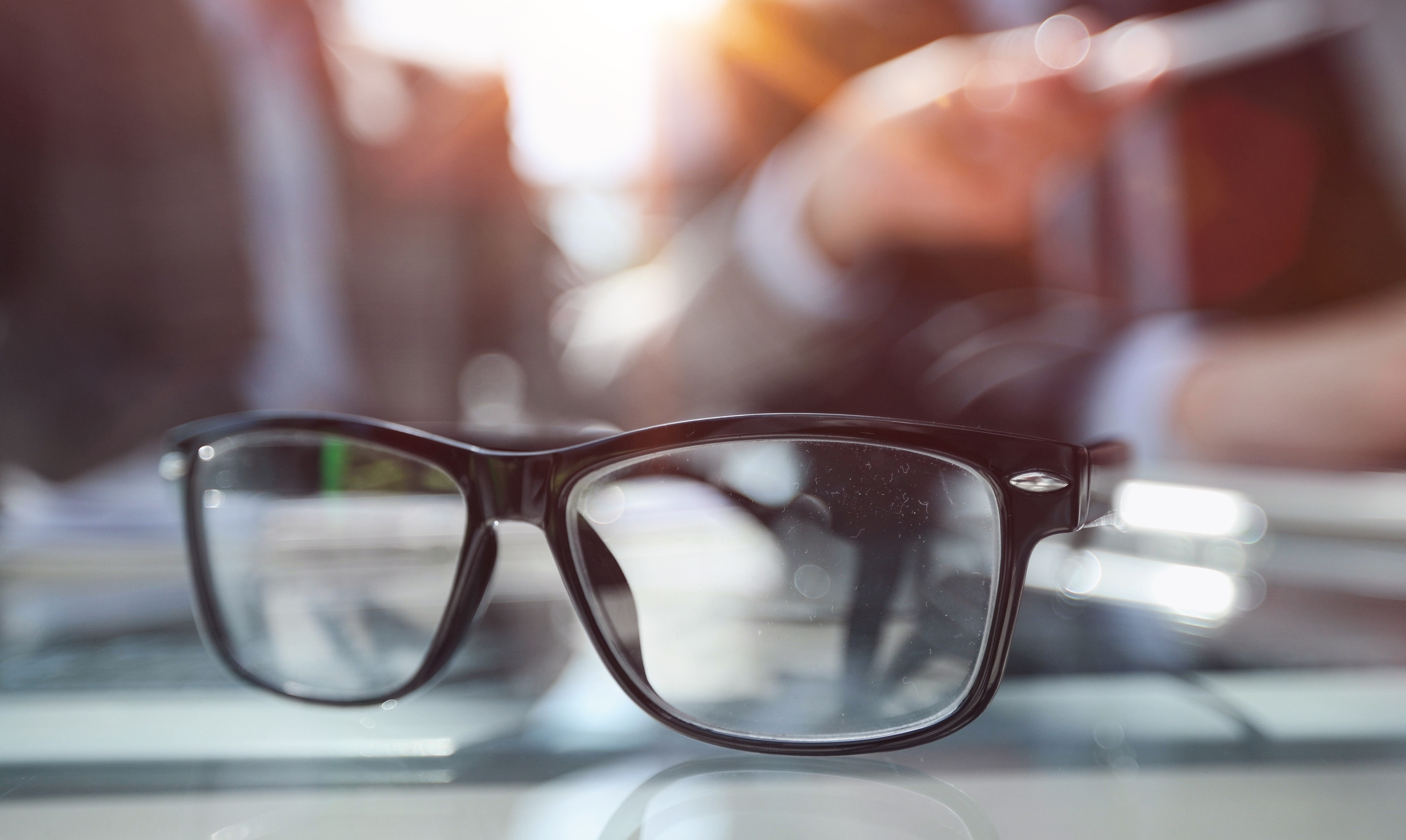 Cyfrowe zmęczenie oczu dotyka 7 na 10 pracowników. Ekspertka radzi, jak chronić wzrok przed ekranem