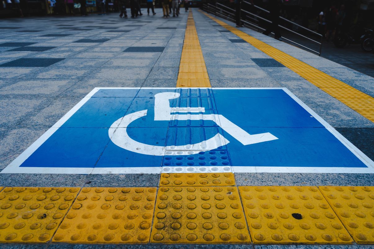 Najpierw PZON odmówił jakiegokolwiek stopnia niepełnosprawności. Rok później Wojskowa Komisja Lekarska uznała mnie za całkowicie i trwale niezdolnego do służby wojskowej, wskazując jednoznacznie na trwałe następstwa urazu mózgu i ubytki kostne