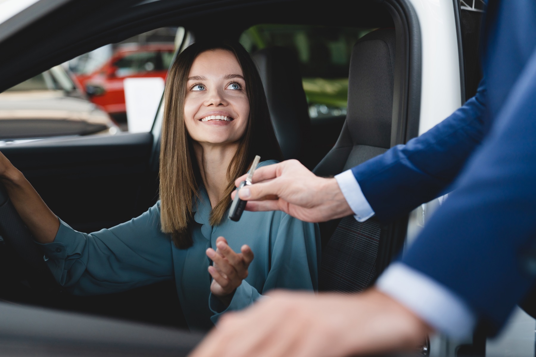 Darowizna samochodu żonie po wycofaniu z firmy. Czy to na pewno bezpieczne podatkowo? Skarbówka rozwiewa wątpliwości