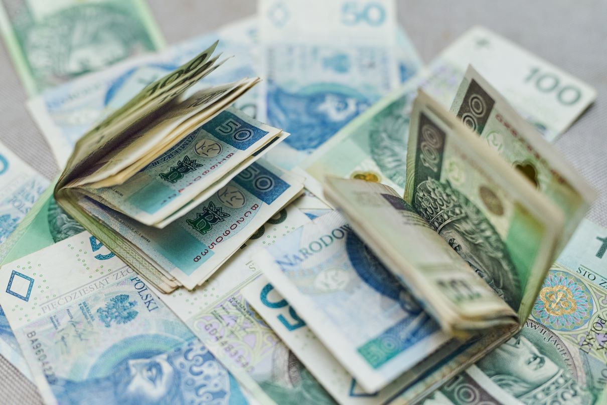 Sądy raz nakazują oddać 20 000 zł do MOPS, a drugi raz nie oddawać. Kilka tysięcy rodzin chce zatrzymać świadczenie pielęgnacyjnego i wspierające. Jednocześnie