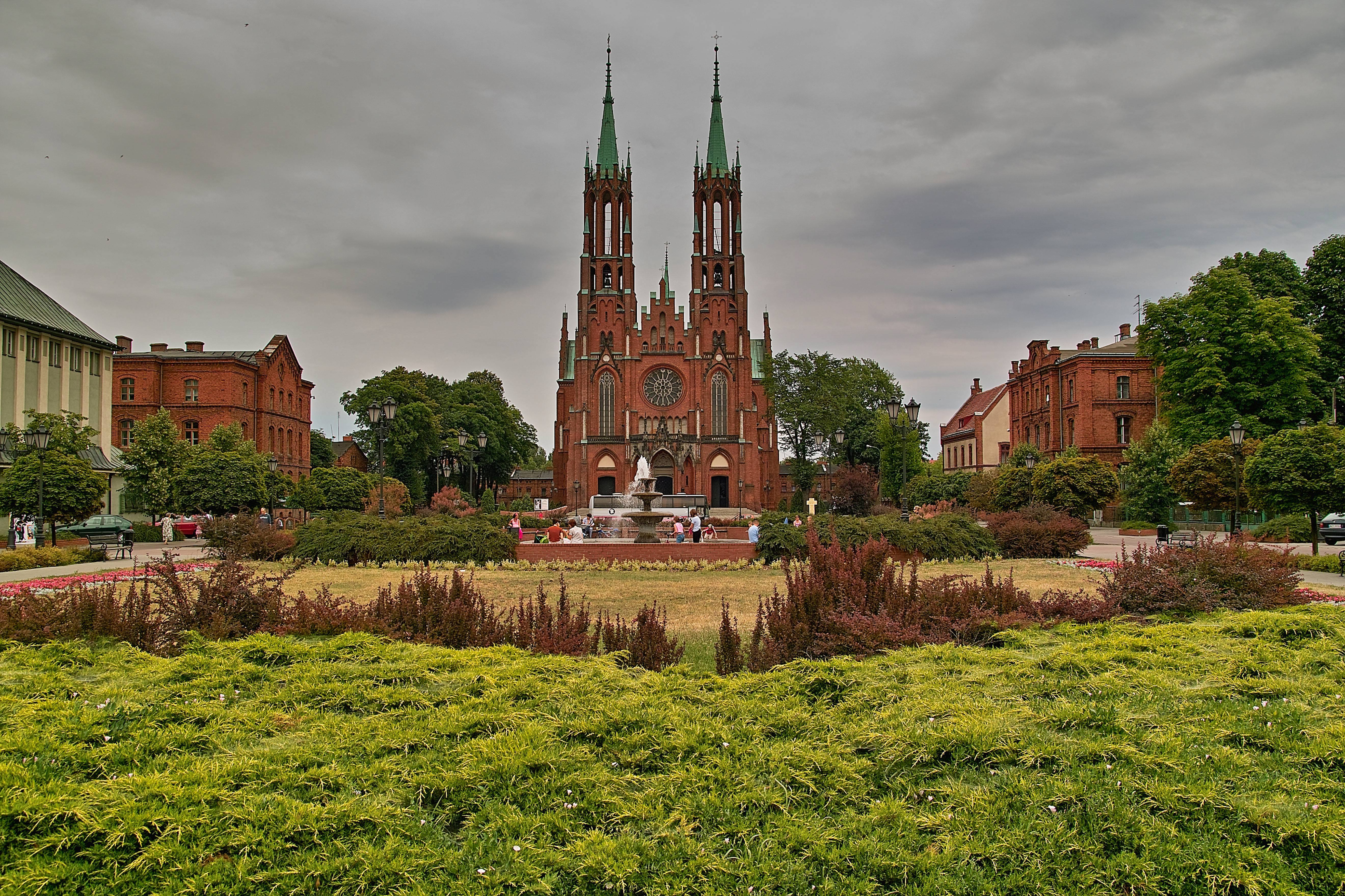 Koniec z oddawaniem ziemi Kościołowi? Polska 2050 chce zlikwidować przywilej z czasów PRL – ogromna zmiana w relacjach państwo–Kościół