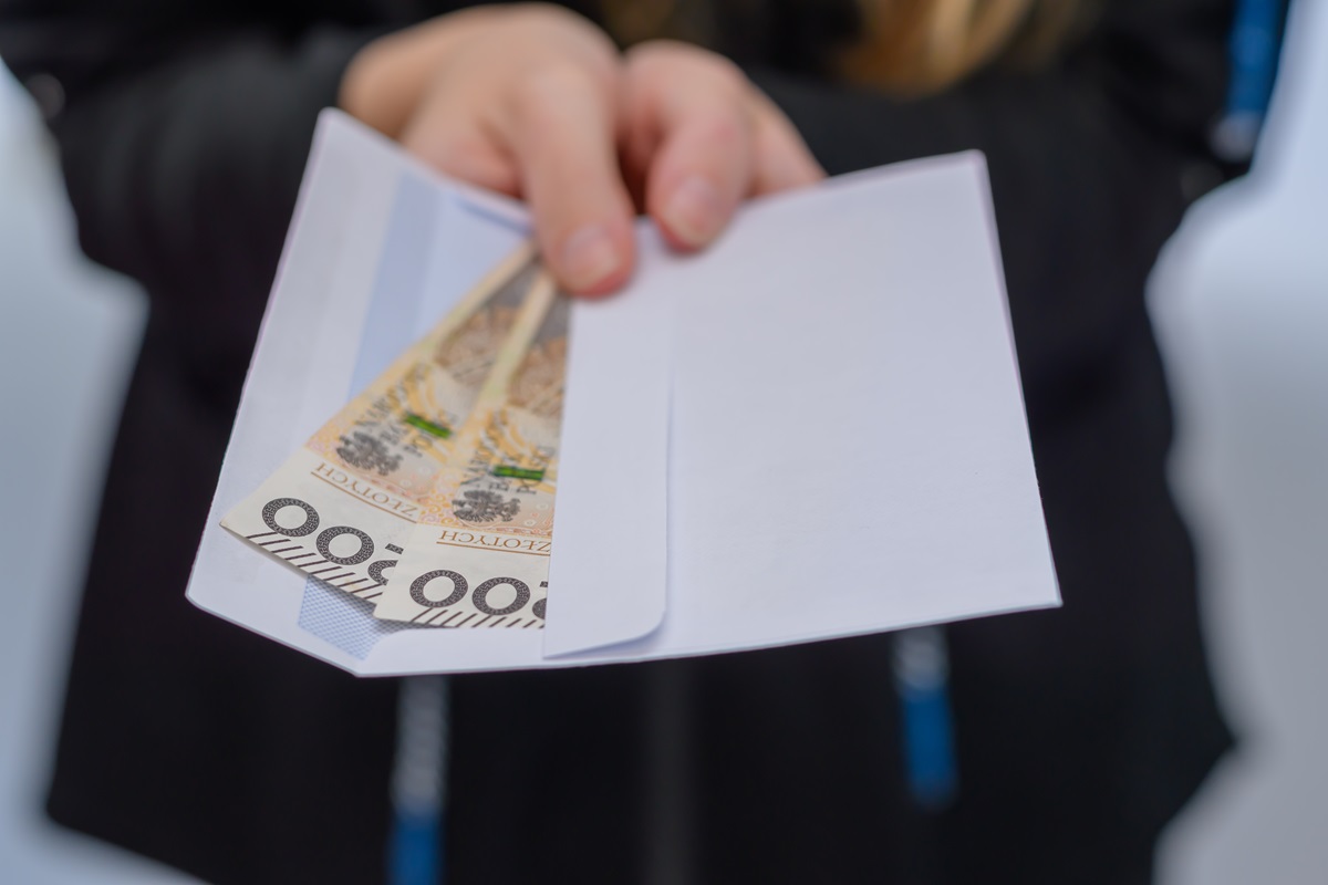 Uwaga pracodawcy i pracownicy: za brak umowy czy wypłatę pod stołem grozi w 2025 r. do 45 000 zł kary
