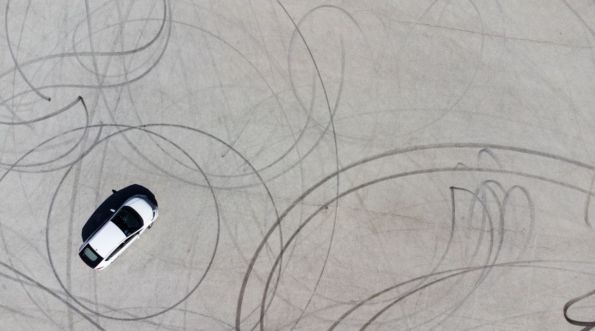 Kierowcy: będą nowe zakazy i wysokie kary. Policja i starosta zatrzymają prawo jazdy za pewne zachowania