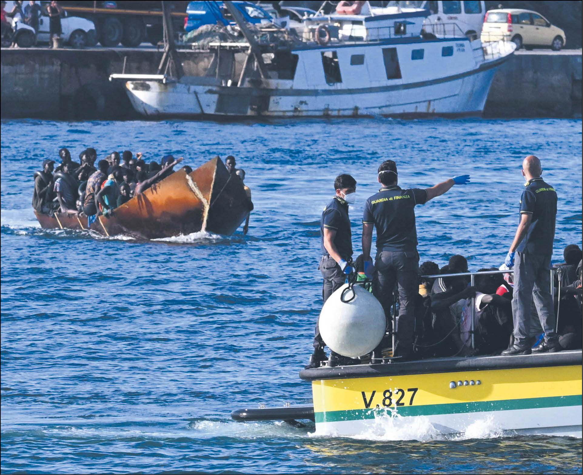 Łódź z migrantami u brzegów włoskiej Lampedusy