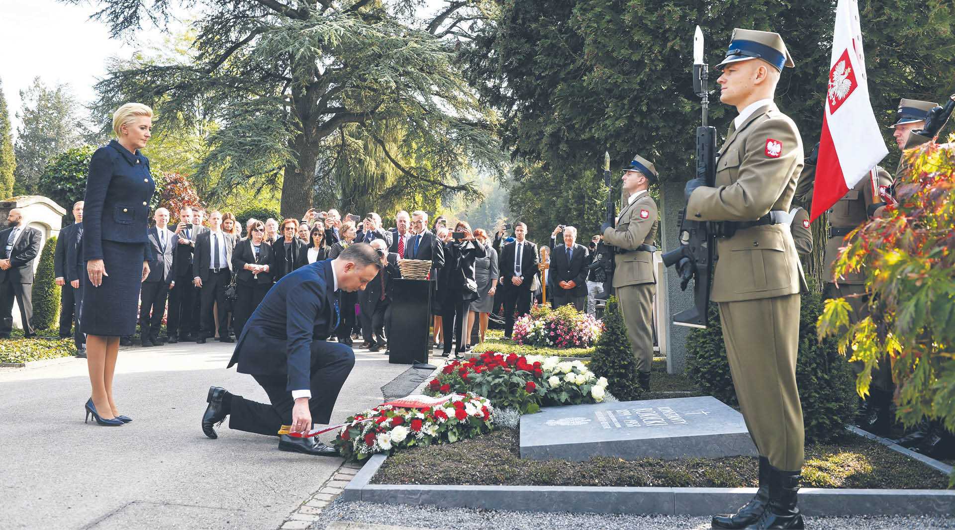 Po naszym tekście, w 2018 r., prezydent Andrzej Duda wziął udział w powtórnym odsłonięciu nagrobka Konstantego Rokickiego w Lucernie (na zdj.), a Sejm ogłosił 2021 r. Rokiem Grupy Ładosia. Rok później Rokicki został uznany za Sprawiedliwego wśród Narodów Świata, a w 2024 r. członkowie grupy zostali uhonorowani  Złotym Medalem Kongresu, najwyższym cywilnym odznaczeniem w USA