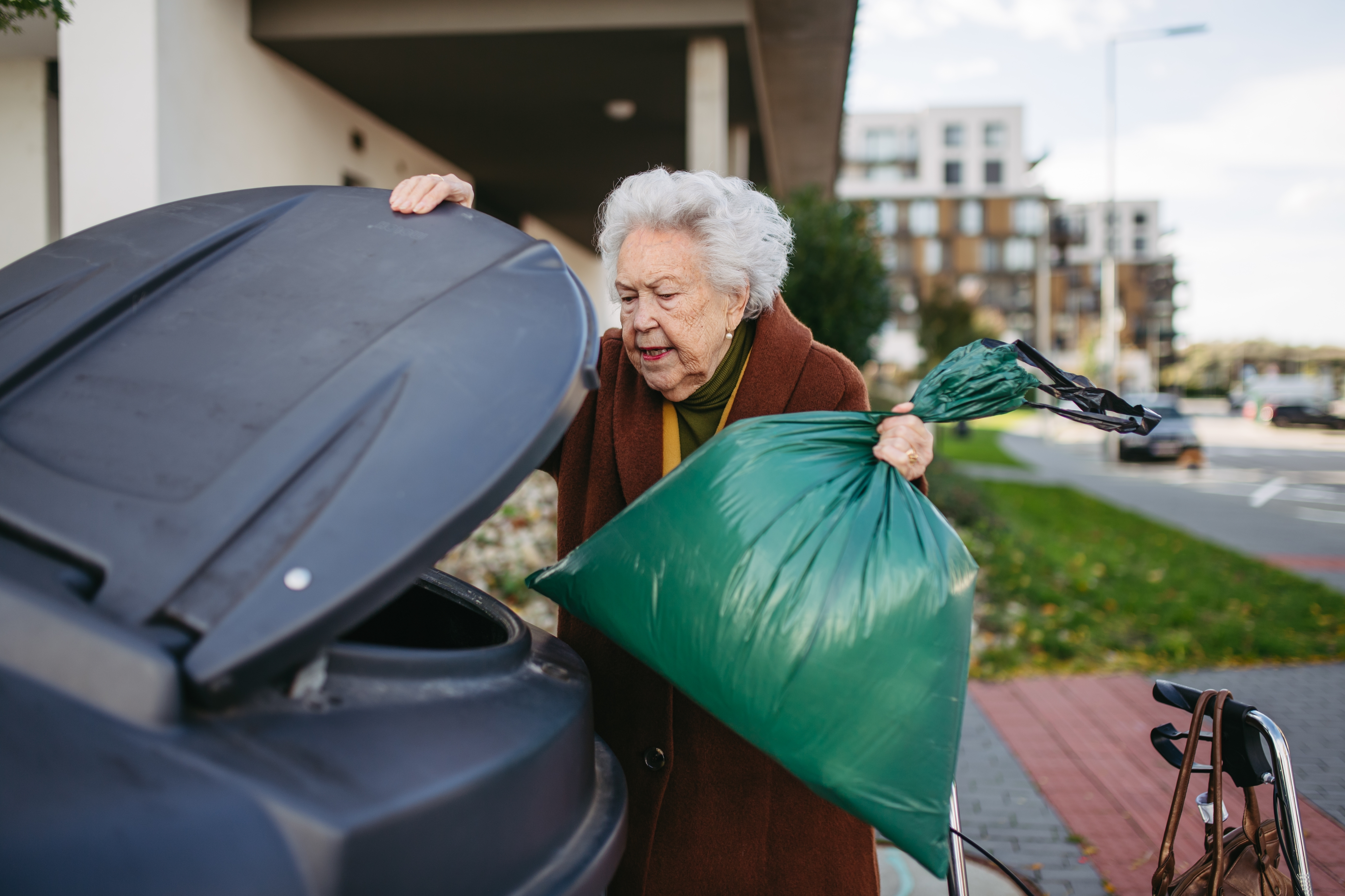 Seniorzy nie muszą płacić za wywóz śmieci. Wystarczy, iż spełnią ten jeden warunek. Jaki?