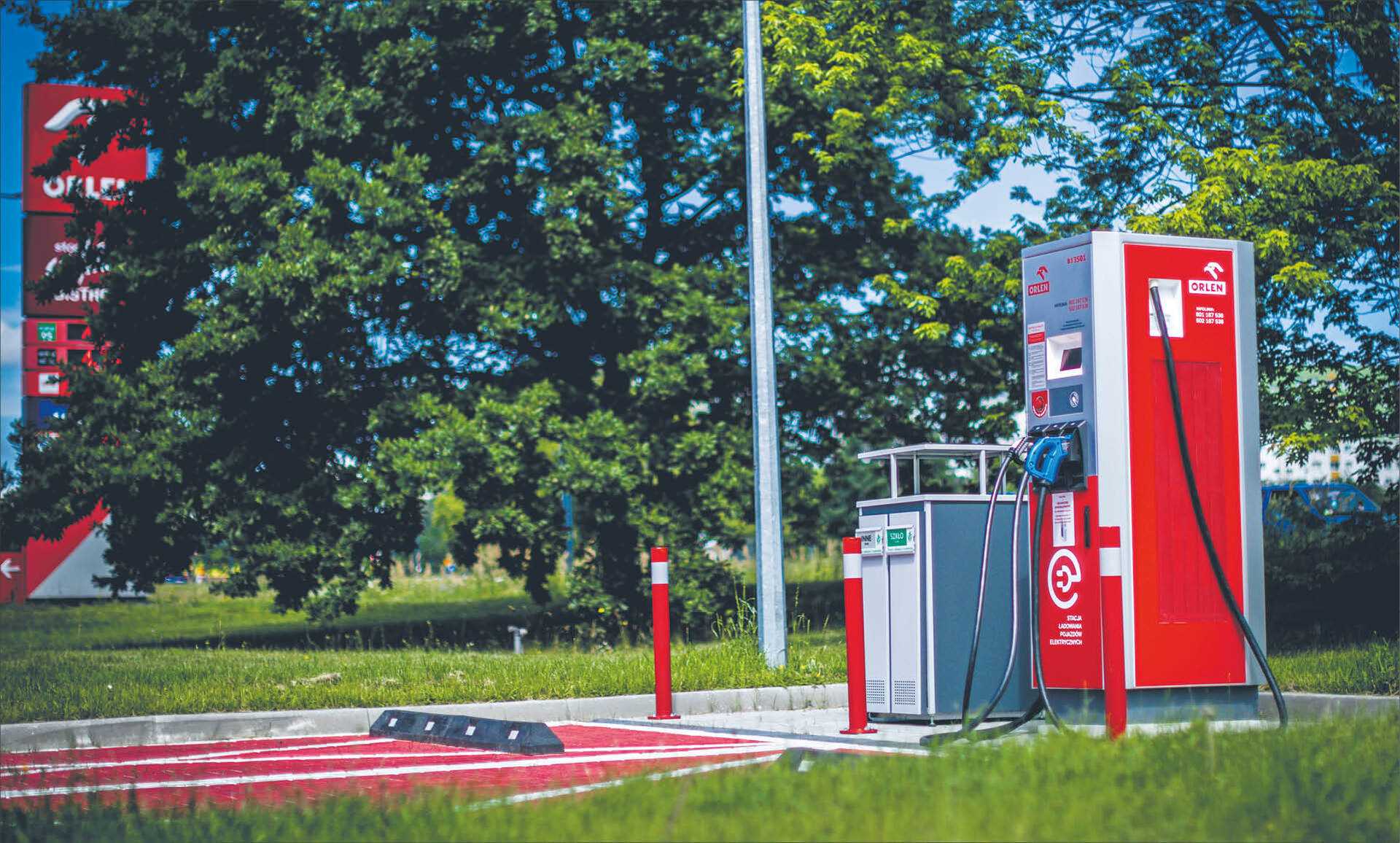 Ładowarka elektryczna na jednej ze stacji paliw ORLEN w Łodzi