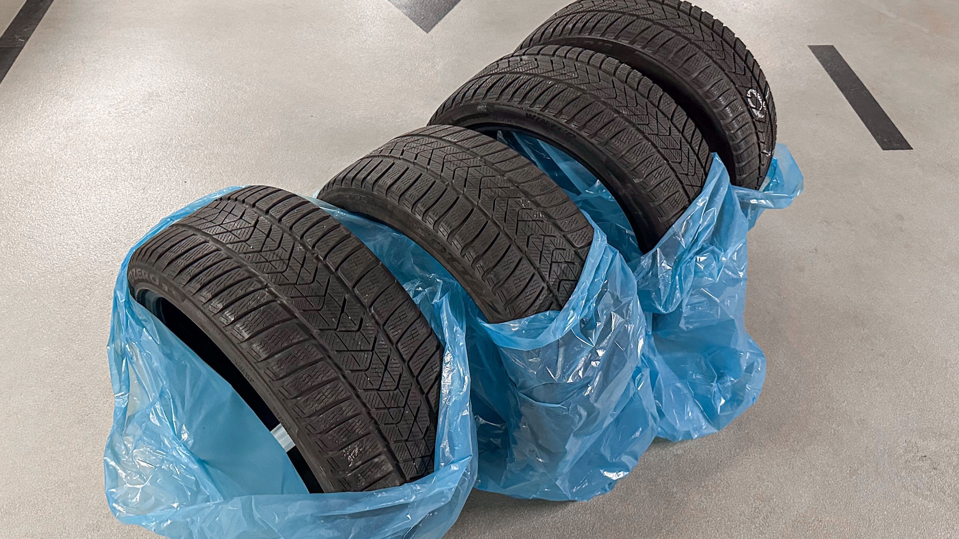 Kiedy zmienić opony na zimowe w 2025 – czy w tym roku to już obowiązek? Warto uważać na symbole 3PMSF oraz M+S