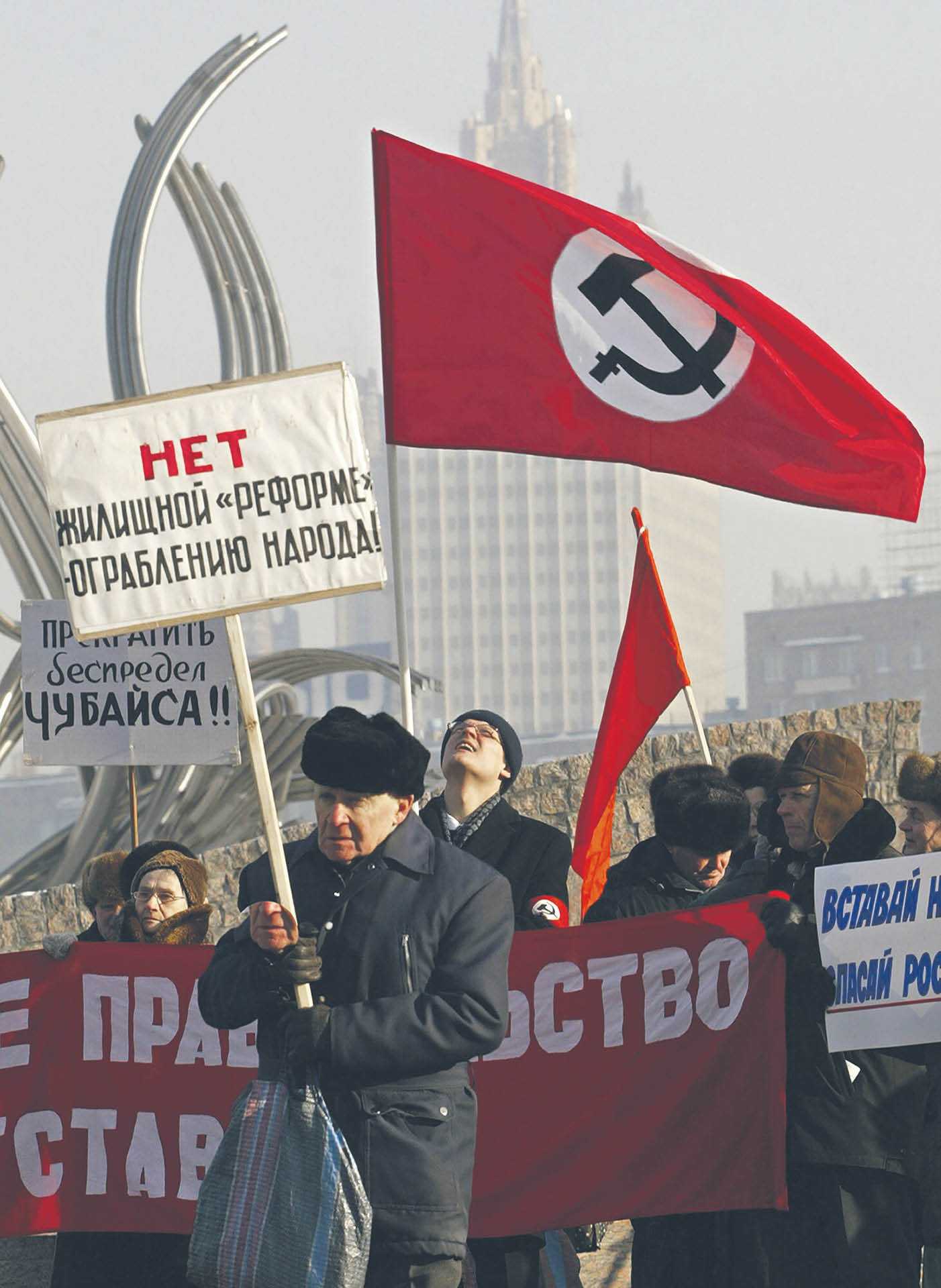 Manifestacja Partii Narodowo-Bolszewickiej przed Kremlem. Moskwa, 5 lutego 2005 r.