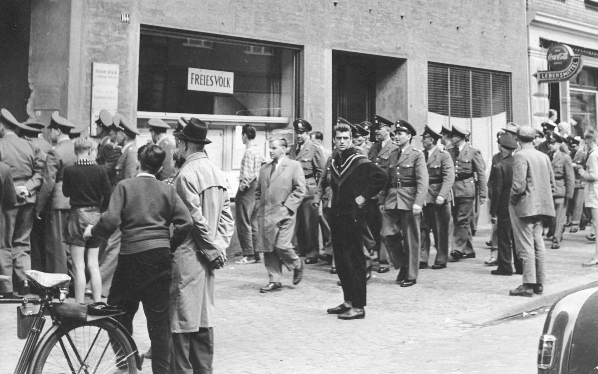 Zachodnioniemiecka policja przed siedzibą KPD. Dwie godziny wcześniej TK zdelegalizował Komunistyczną Partię Niemiec. Düsseldorf, 17 sierpnia 1956 r.