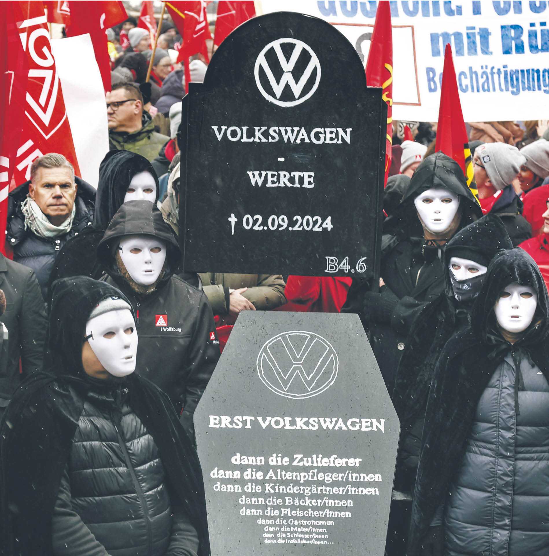 Protest pracowników VW przeciwko zamykaniu fabryk przez koncern. Wolfsburg, 21 listopada 2024 r.