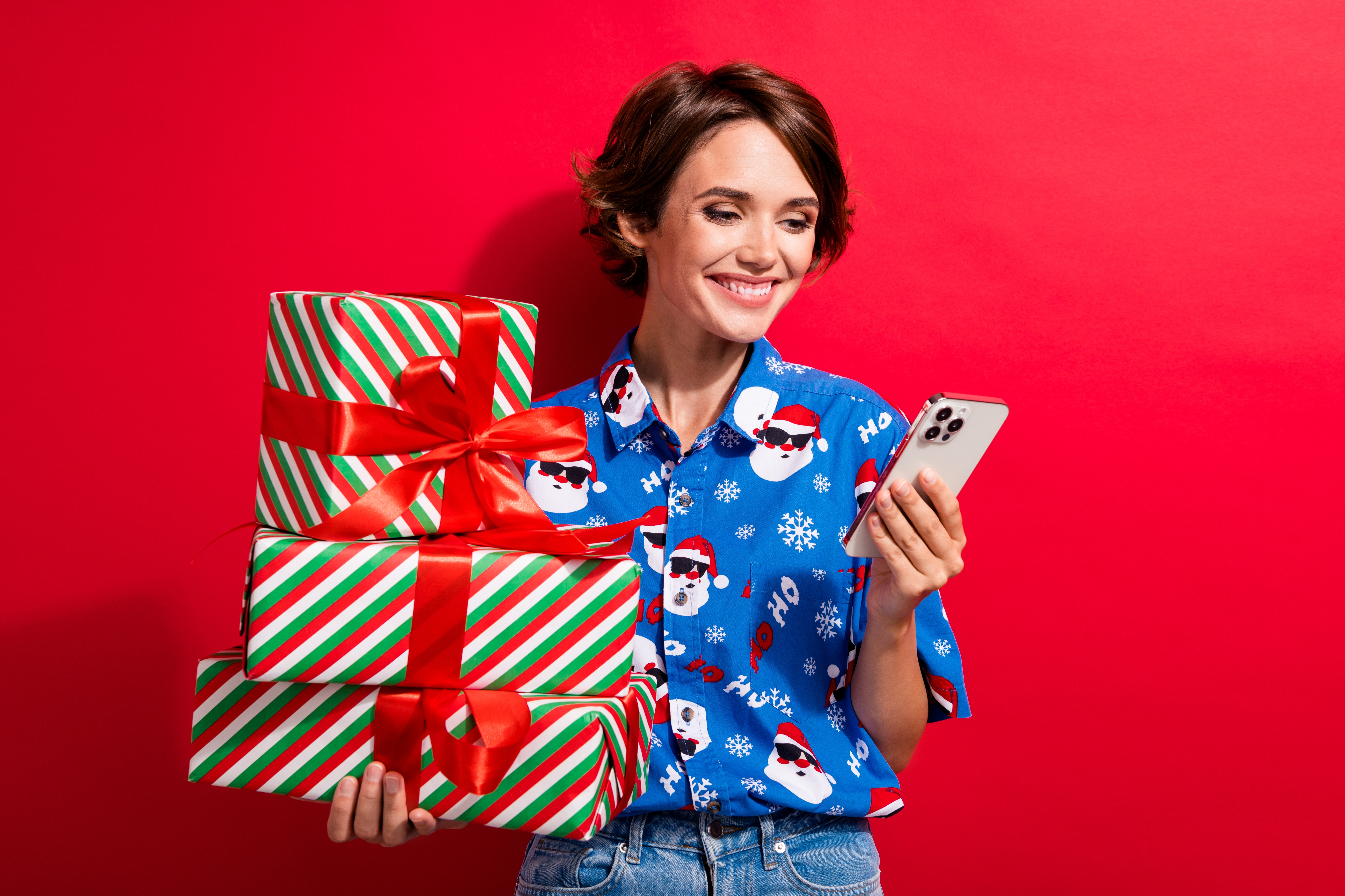 Świąteczne zakupy przy pomocy sztucznej inteligencji. Jak kupujemy prezenty w 2025 roku?