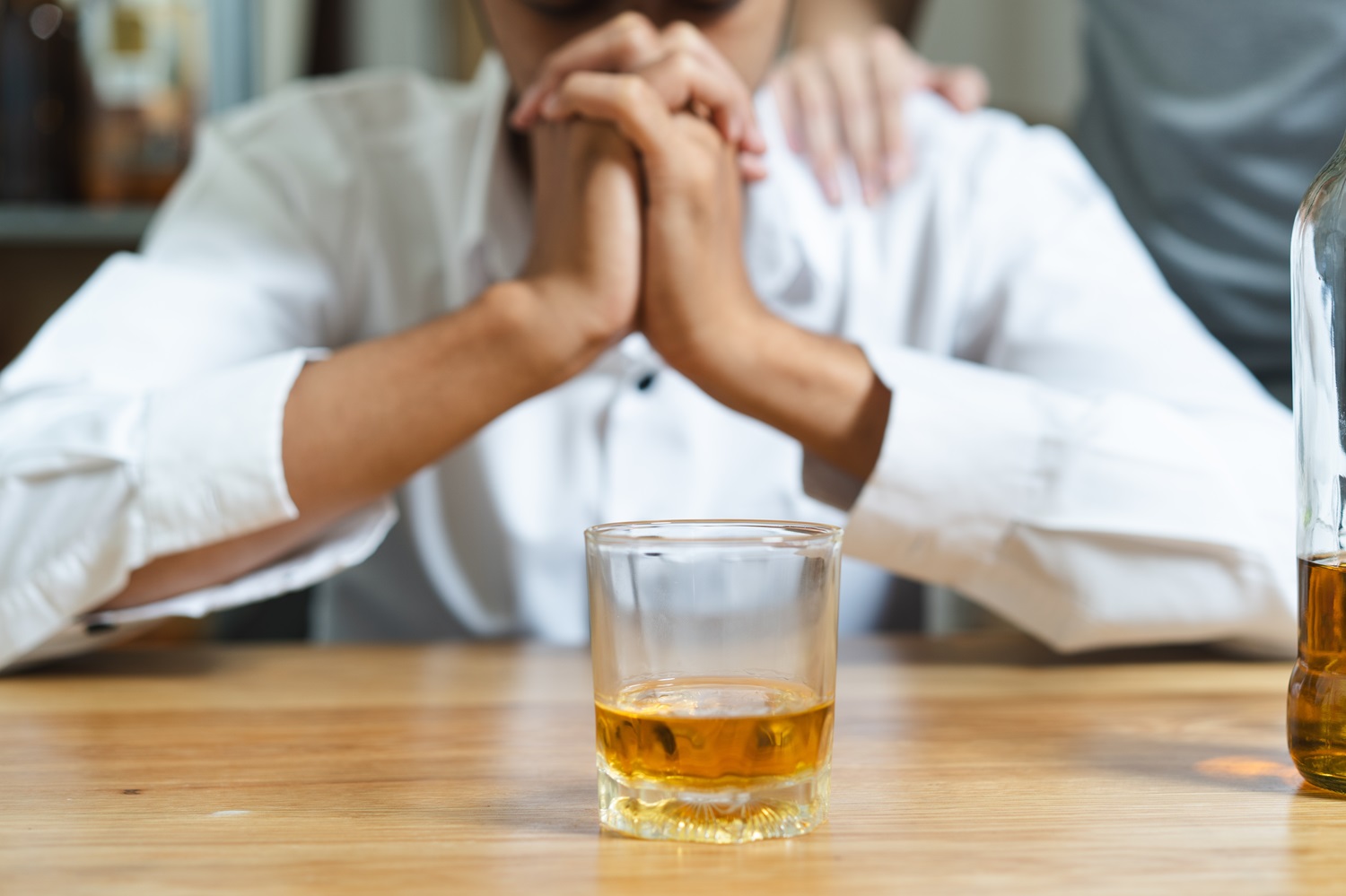 ZUS: Nadużywanie alkoholu może być przyczyną niezdolności do pracy. Zwolnienie lekarskie z kodem C to brak zasiłku chorobowego przez pierwsze 5 dni
