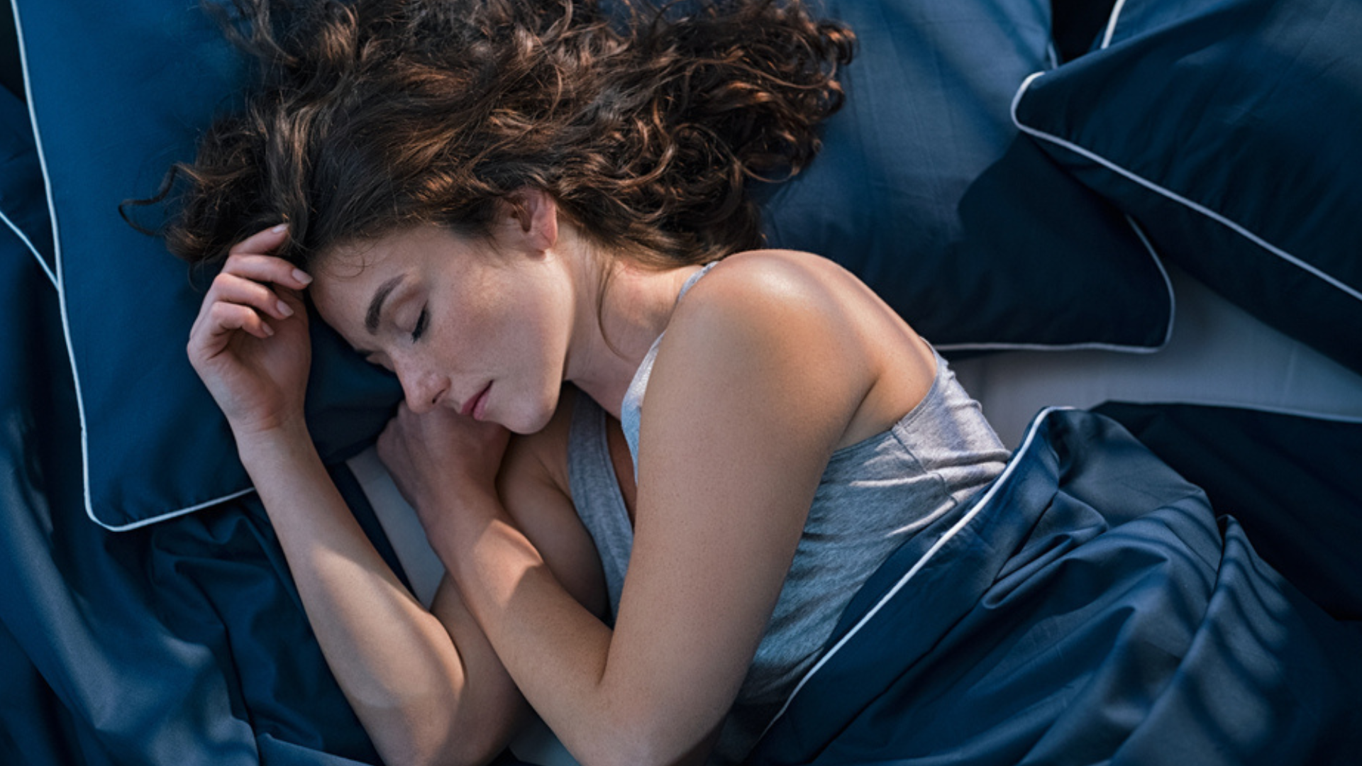 Ta pozycja do spania może zwiększać ryzyko udaru. Która jest najlepsza dla serca i mózgu?