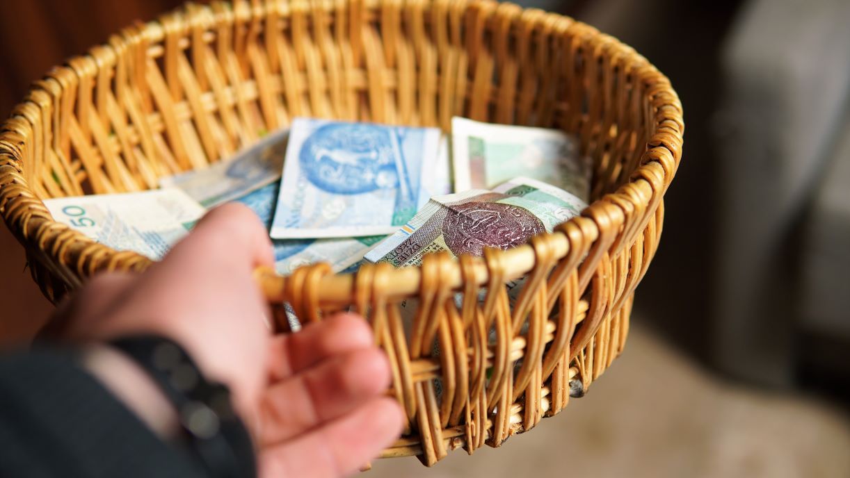 Darowizna na cele kultu religijnego przez ofiaromat: Czy skarbówka pozwala na odliczenie?