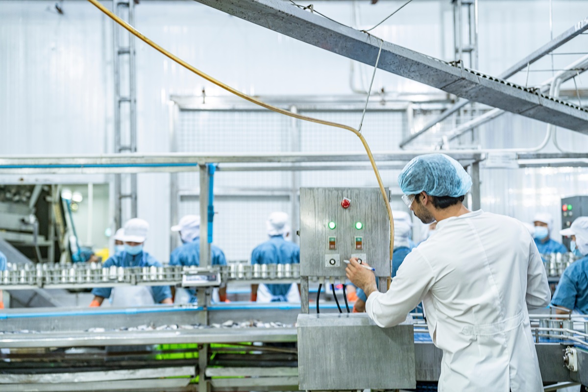 Pracownicy odchodzą z pracy ze względu na pracę zmianową. Ogromny problem firm produkcyjnych