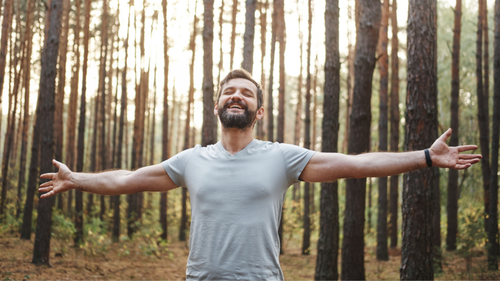 mężczyzna las kąpiele leśne shinrin-yoku naturalne metody leczenia zdrowie psychiczne obniżenie stresu odporność zdrowy styl życia las a zdrowie terapia naturą zdrowie depresja profilaktyka urok lasów