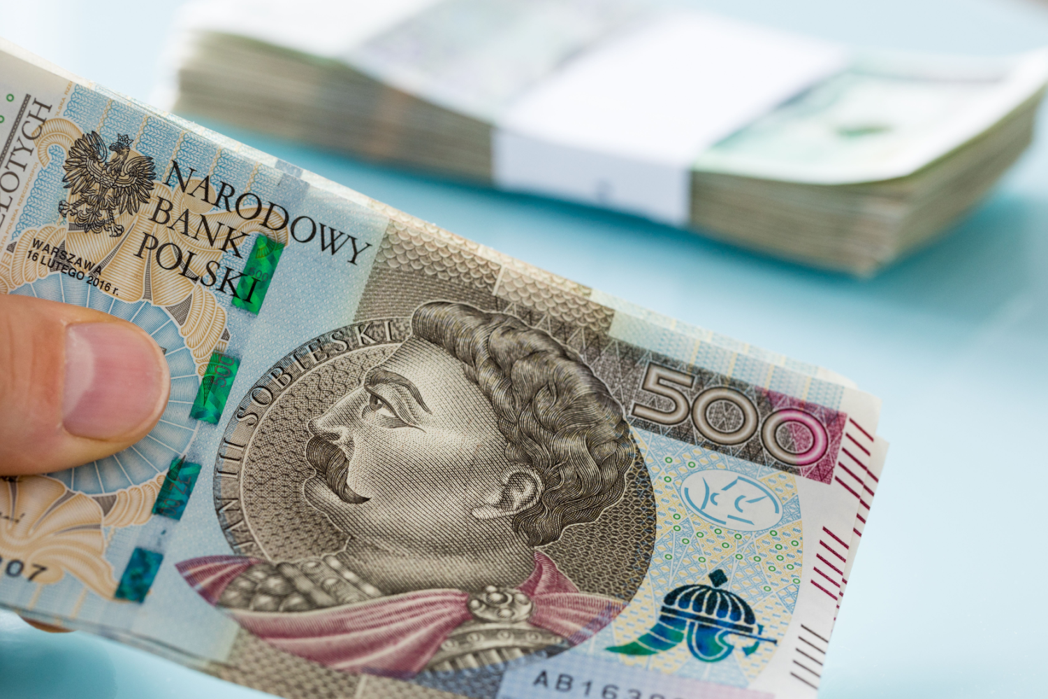 Rząd chce podatku od nadzwyczajnych zysków. Firmy paliwowe mogą zapłacić miliardy