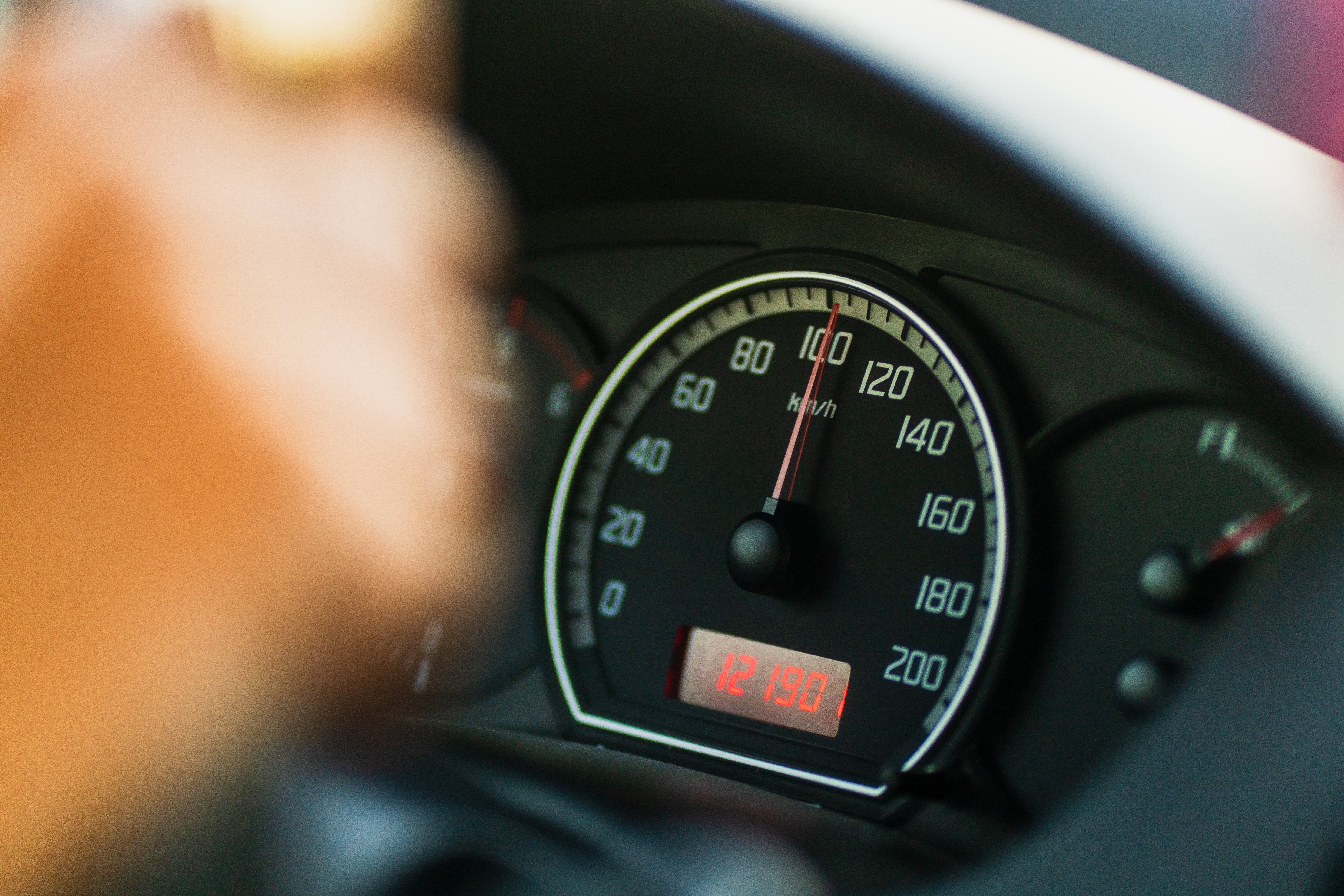 Sejm uchwalił zmiany w Prawie drogowym. Za szybką jazdę będzie grozić więzienie. Kiedy nowe przepisy wejdą w życie?