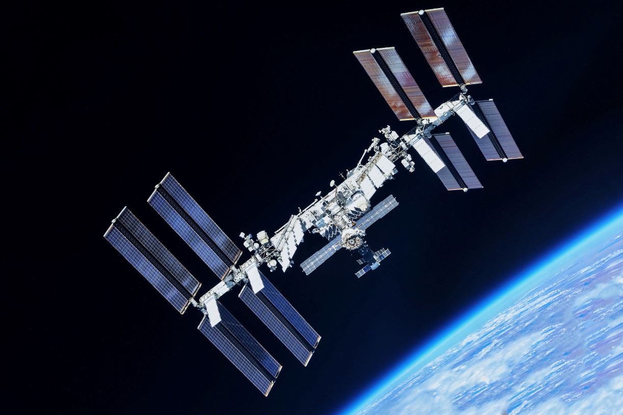 ISS kosmos misja kosmiczna zęby zdrowie jamy ustnej stomatologia stomatolog dentysta kosmos orbita astronauci kosmonauci mikrobiom barodontalgia stres higiena jamy ustnej układ odpornościowy medycyna kosmiczna