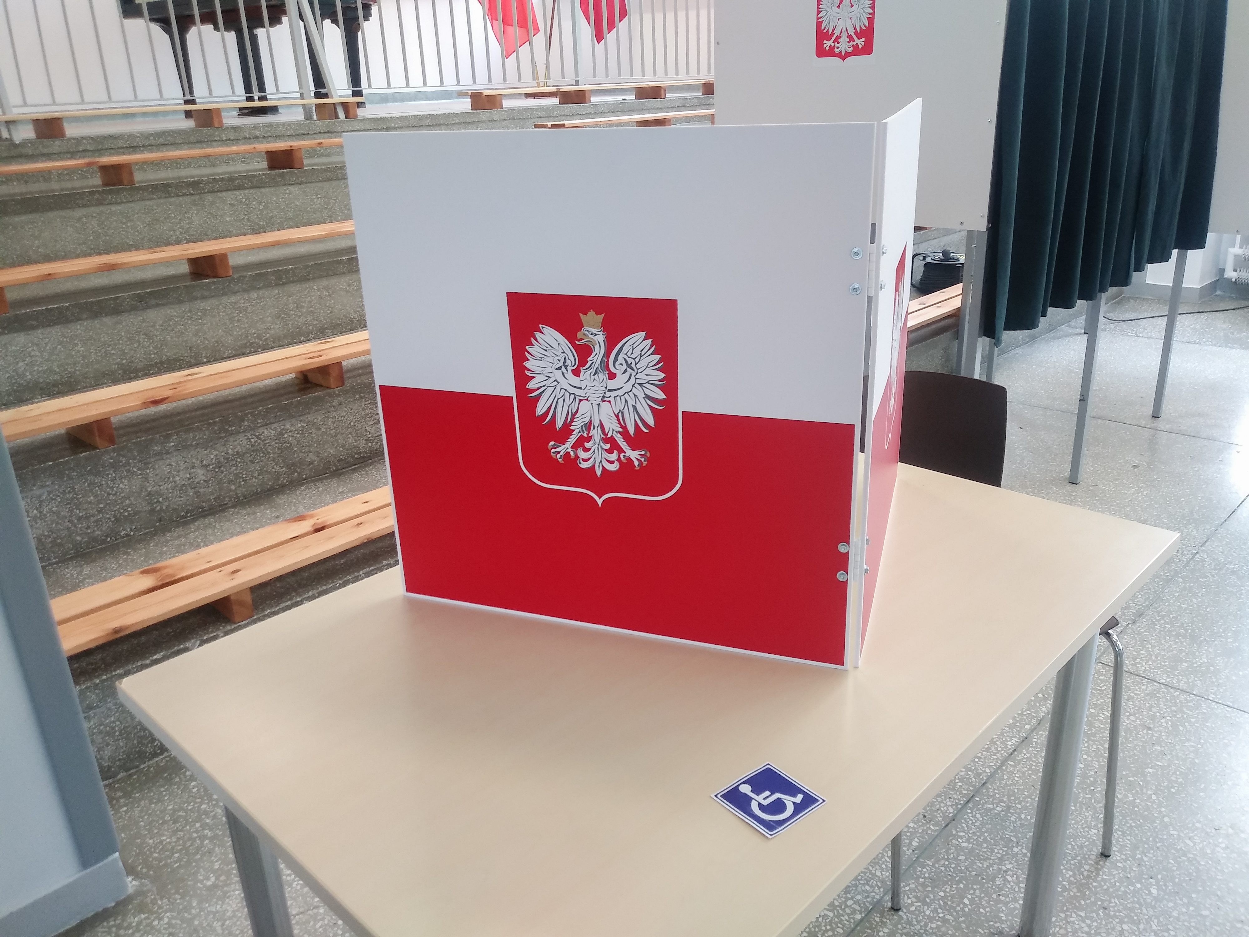 Osoby niepełnosprawne na wyborach prezydenckich 2025 [głosowanie, dostosowanie lokali wyborczych, darmowy transport]