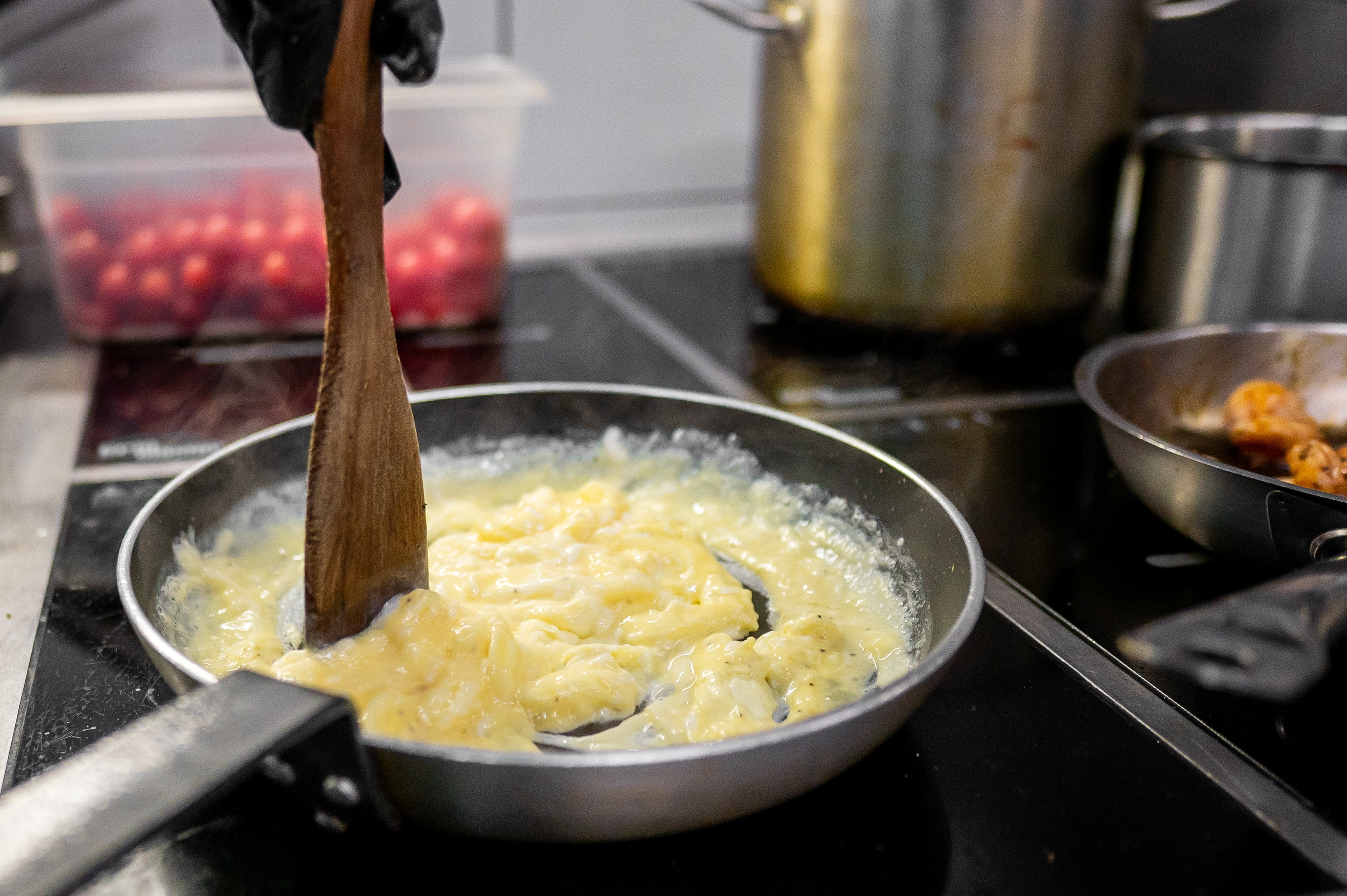 Close-up,Of,Scrambled,Eggs,Being,Cooked,In,A,Frying,Pan