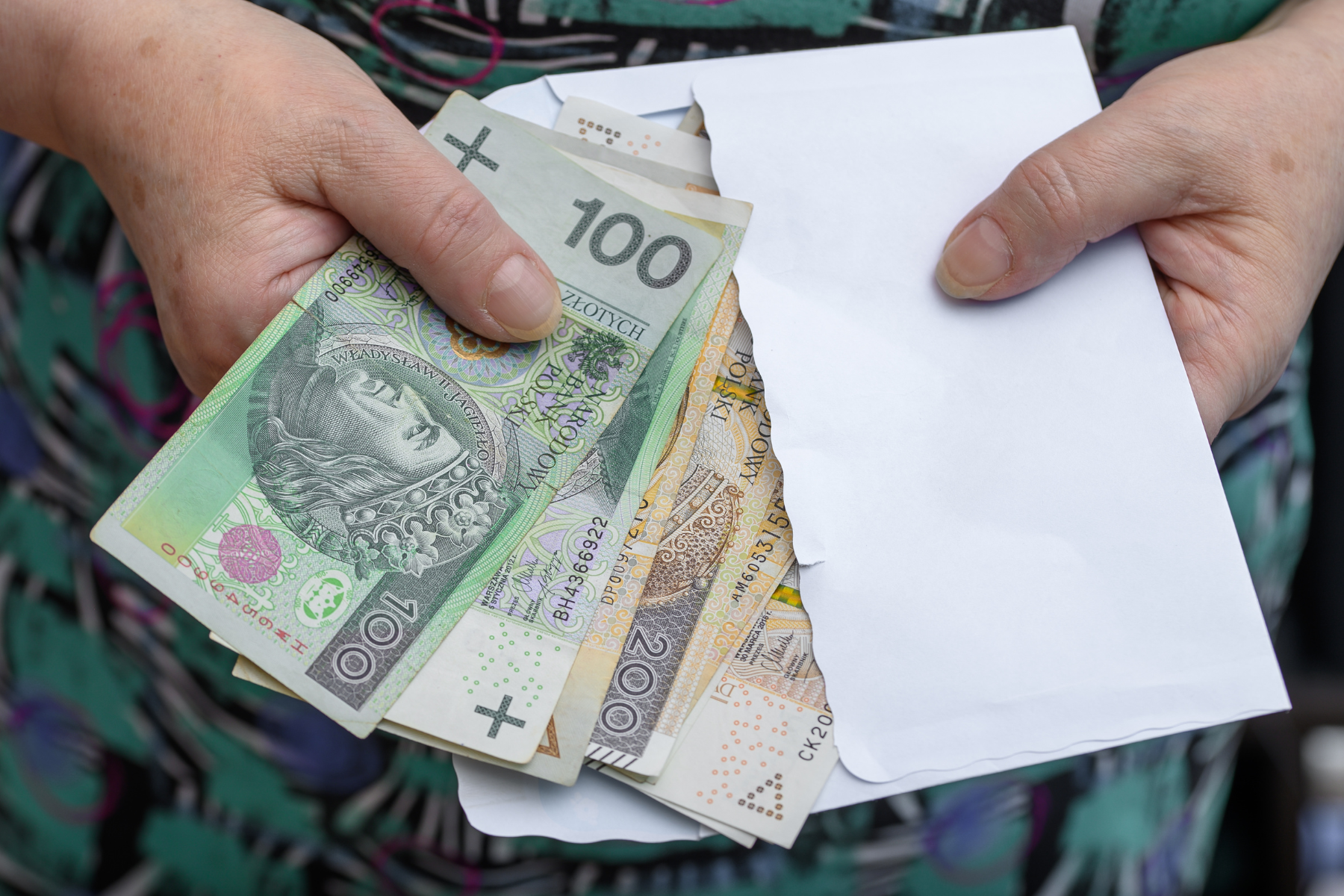 Emerytura i renta po śmierci seniora. Kiedy można ją zatrzymać, a kiedy trzeba zwrócić. ZUS musi wypłacić świadczenie jeżeli zmarły nabył do niego prawo