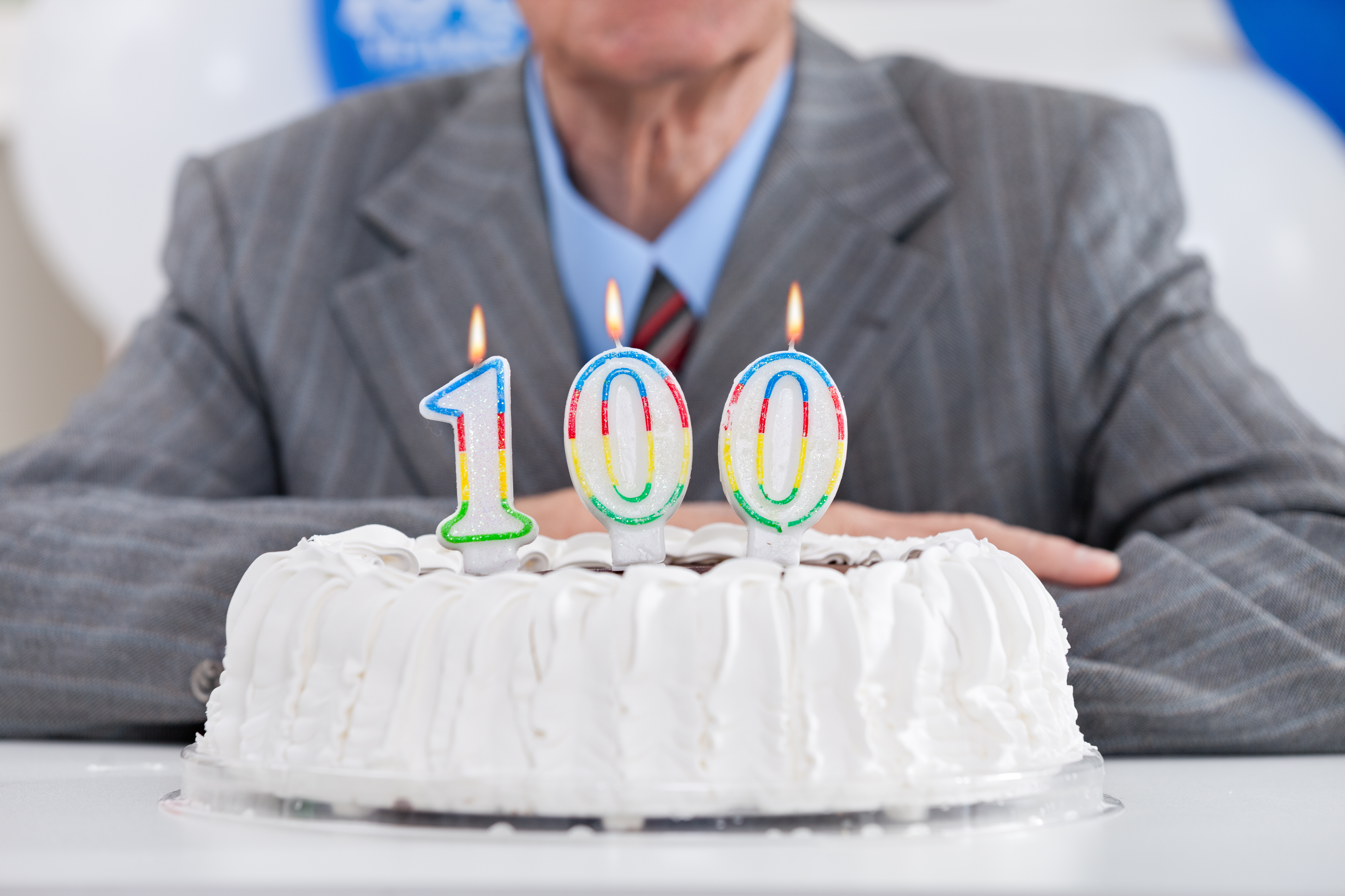 stulatek 100 lat tort senior emeryt świadczenie honorowe emerytura honorowa świadczenie honorowe ZUS ZUS 100 lat stulatkowie w Polsce ile wynosi świadczenie honorowe seniorzy 2025 ZUS dla seniorów emerytura 100 lat wsparcie dla seniorów zdrowie seniora prawa seniora