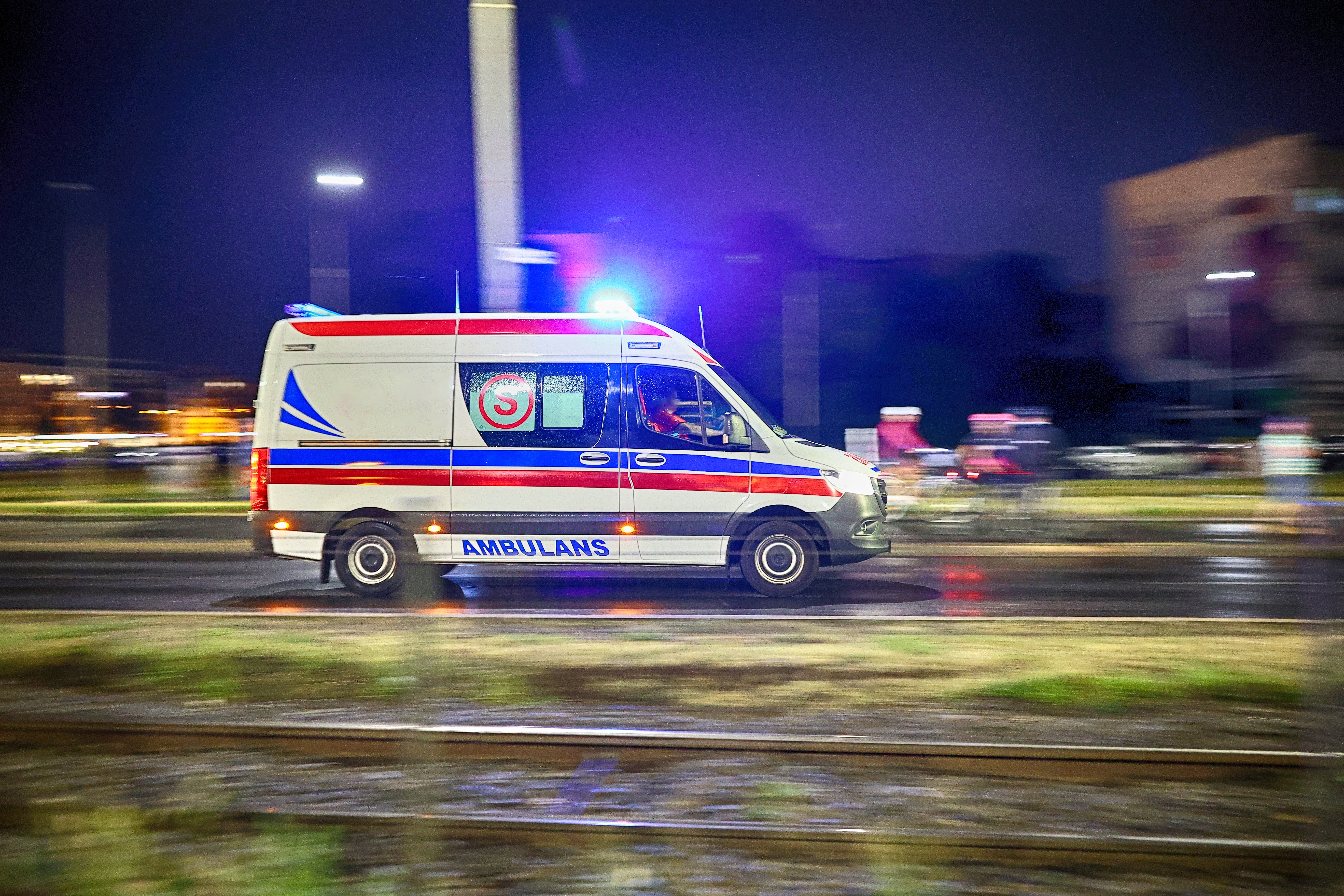 Nowe przepisy dla ratowników medycznych. Motocykle, większe zespoły i leki od świadków wypadków