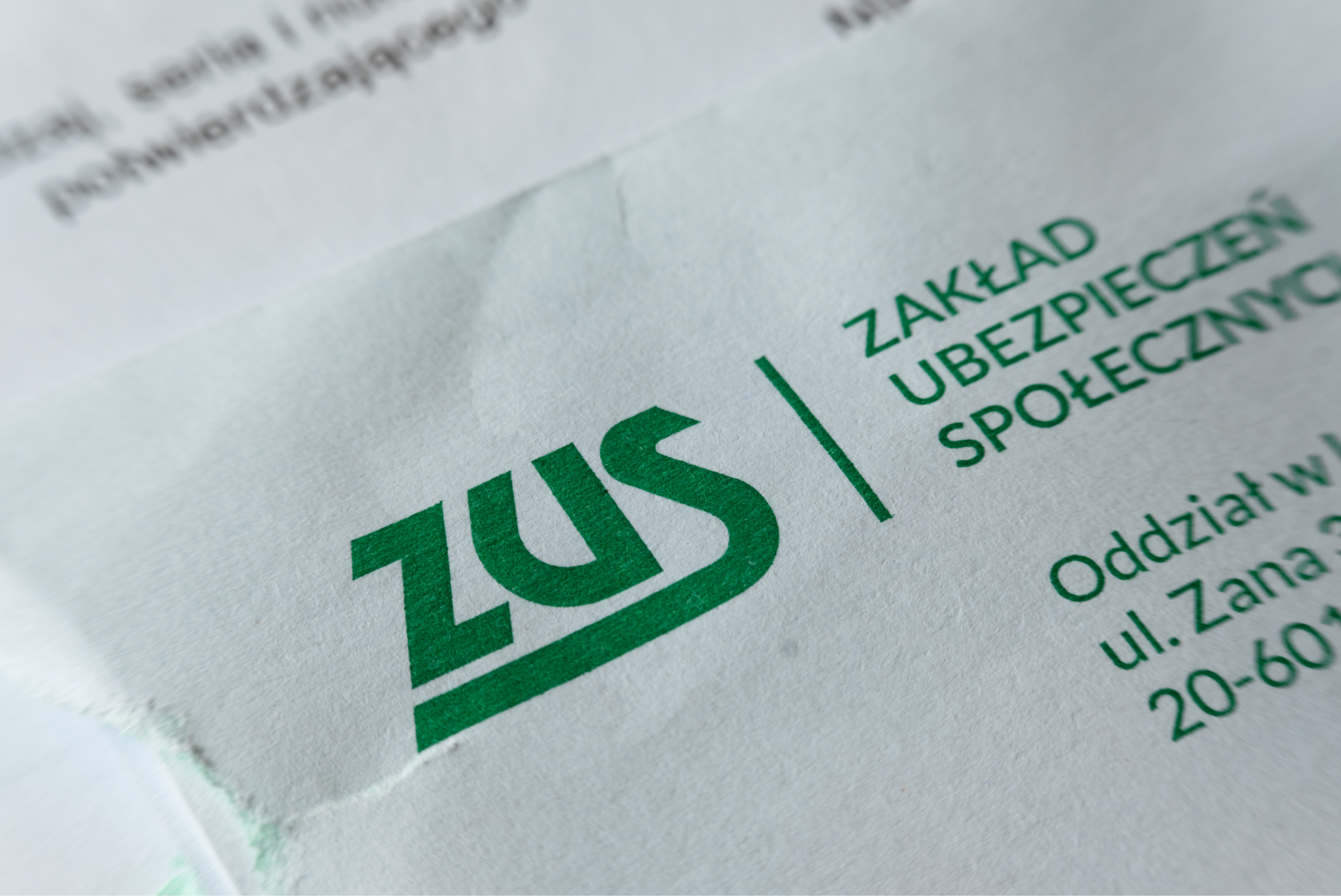Dwie decyzje w jednej kopercie prześle ZUS do emerytów i rencistów w maju 2025 r. Przeczytaj uważnie i sprawdź wysokość świadczeń