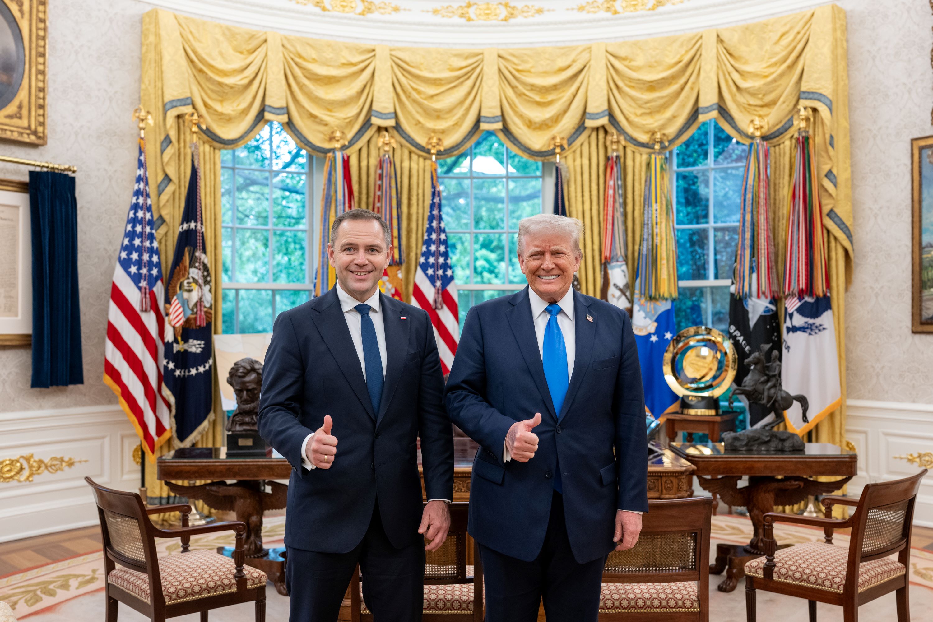 Donald Trump met with Karol Nawrocki in the Oval Office of the White House. "You will win"