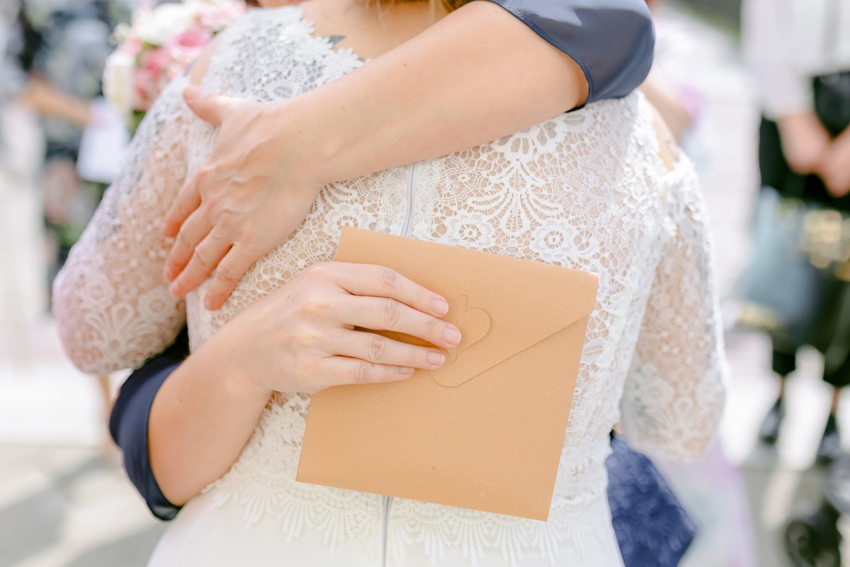 Kiedy trzeba zapłacić podatek od prezentu ślubnego? Prawo rozróżnia 3 kategorie darczyńców i 3 limity wartości darowizn