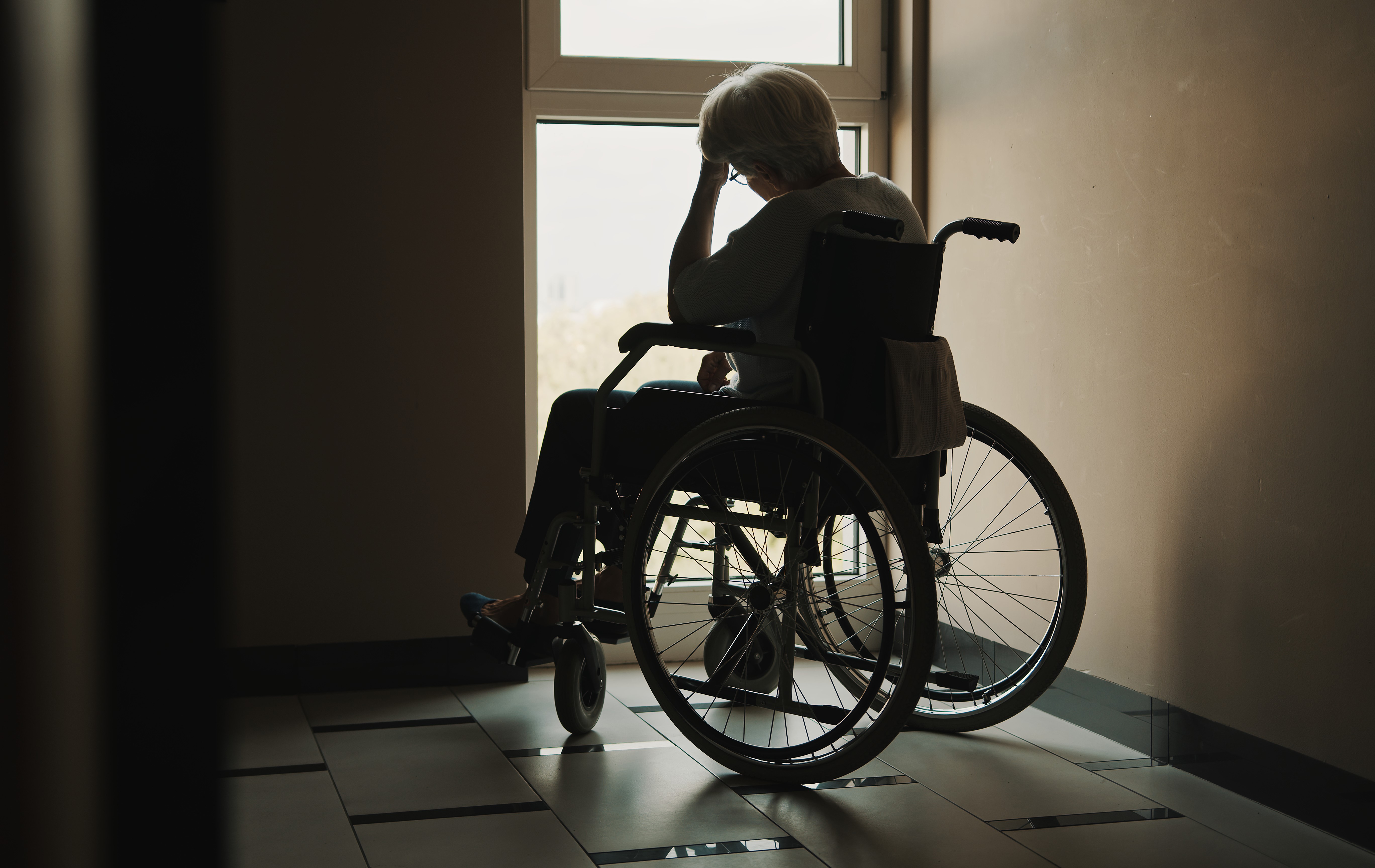 Seniorzy tracą całe swoje majątki i są umieszczani w DPS-ach na koszt gmin przez niemoralną lukę prawną. Sprawa skierowana do MRPiPS